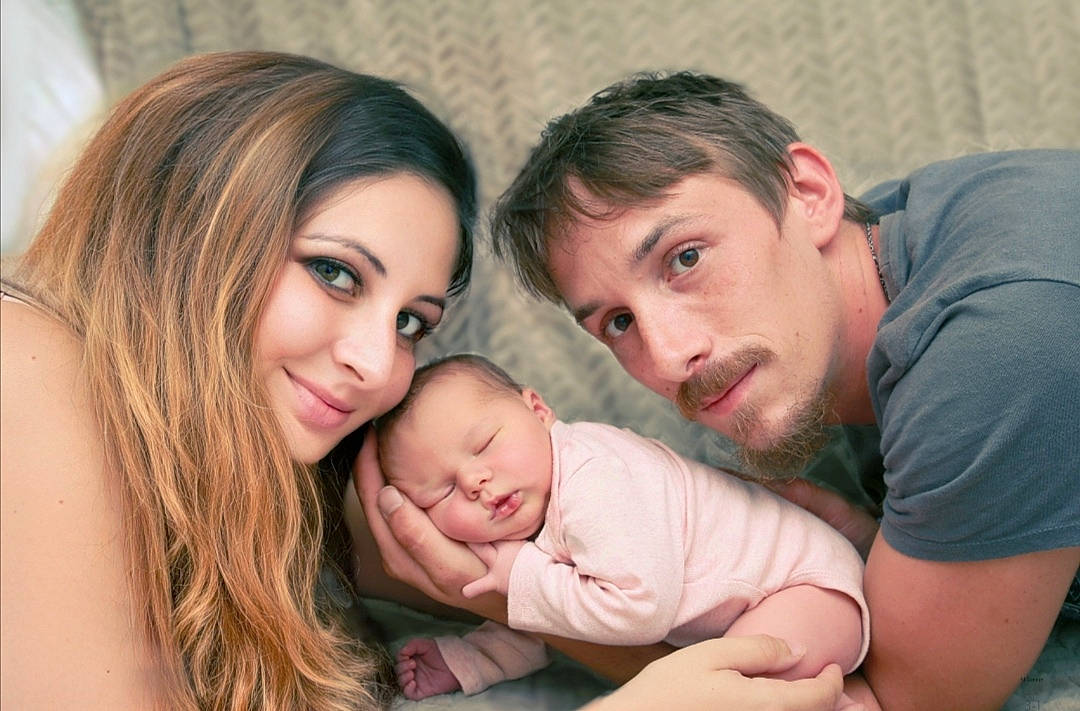 Winona participe au concours pour gagner de l'argent avec cette photo : abdomen, baby, beard, cheek, child, comfort, event, eye, face, facial_expression, flash_photography, fun, gesture, happy, iris, joy, mouth, nose, person, skin