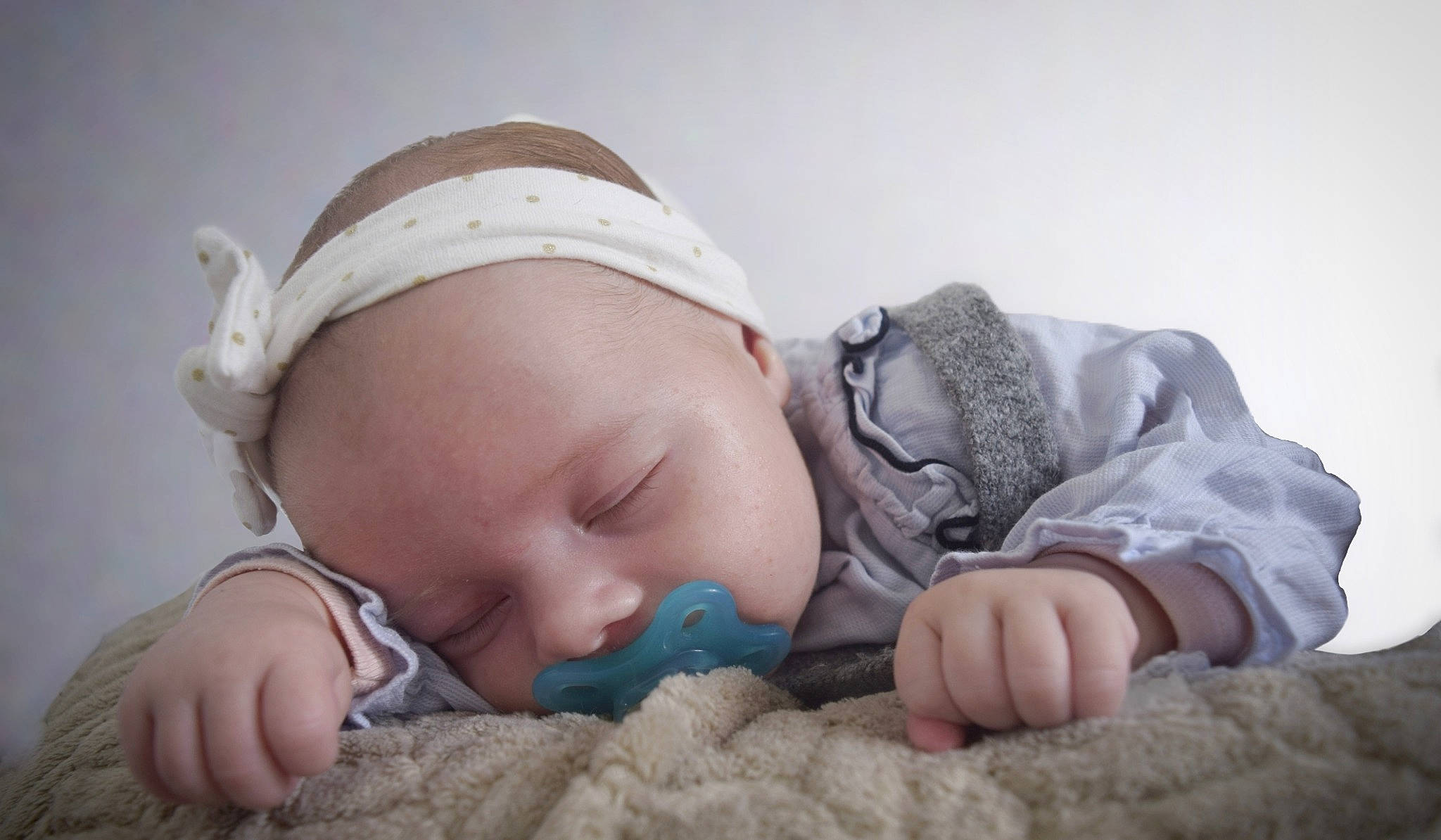 Winona a rejoint le concours — aidez-le/la à gagner de superbes lots ! baby, baby_sleeping, baby_toddler_clothing, beanie, bedding, bedtime, cheek, child, comfort, grass, happy, linens, mammal, nap, person, portrait_photography, room, sitting, skin, sleep