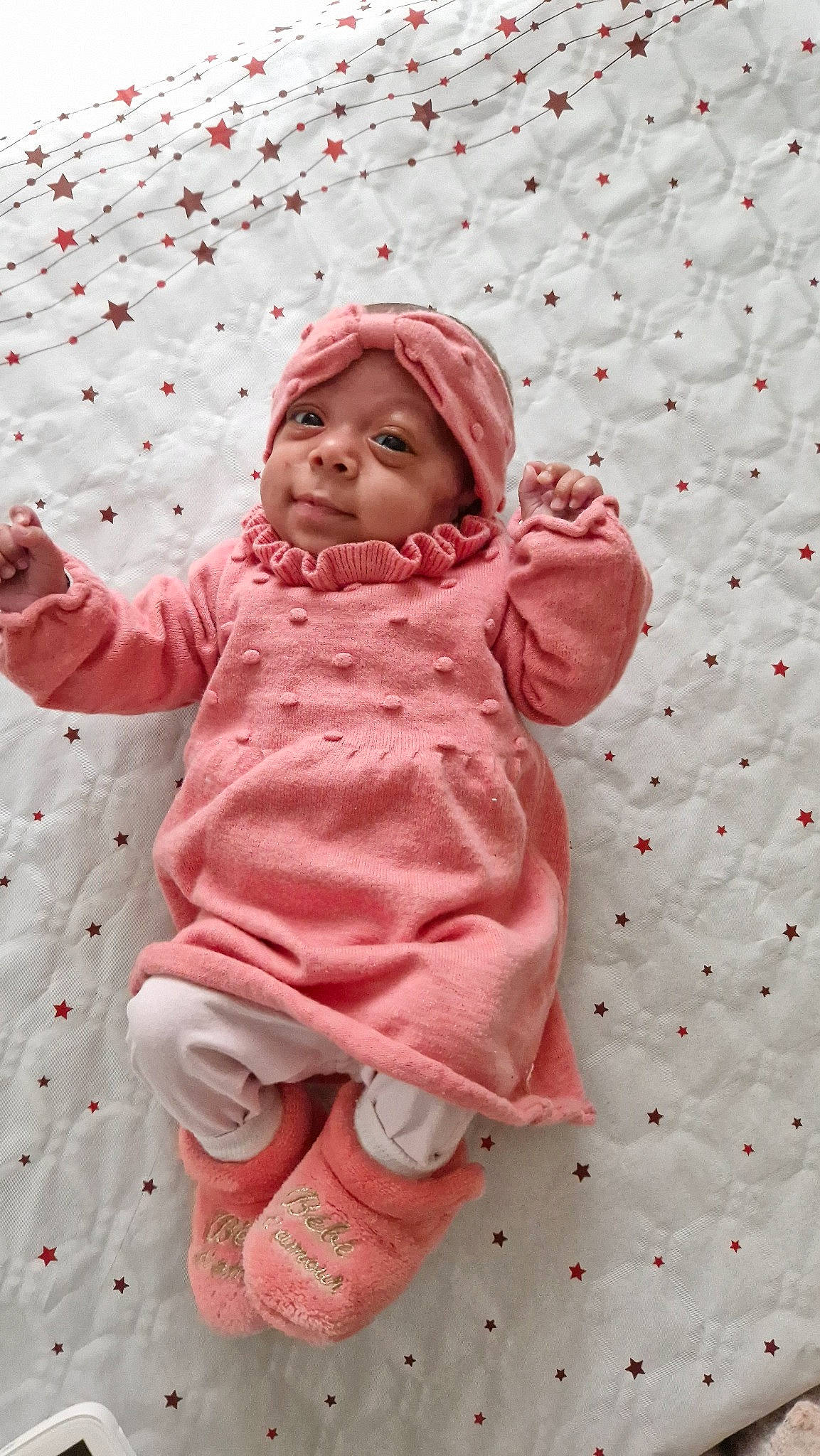 Iris a rejoint le concours — aidez-le/la à gagner de superbes lots ! arm, baby, baby_toddler_clothing, cheek, chin, face, finger, fun, gesture, happy, headwear, leg, magenta, outerwear, people_in_nature, person, pink, skin, sleeve, smile