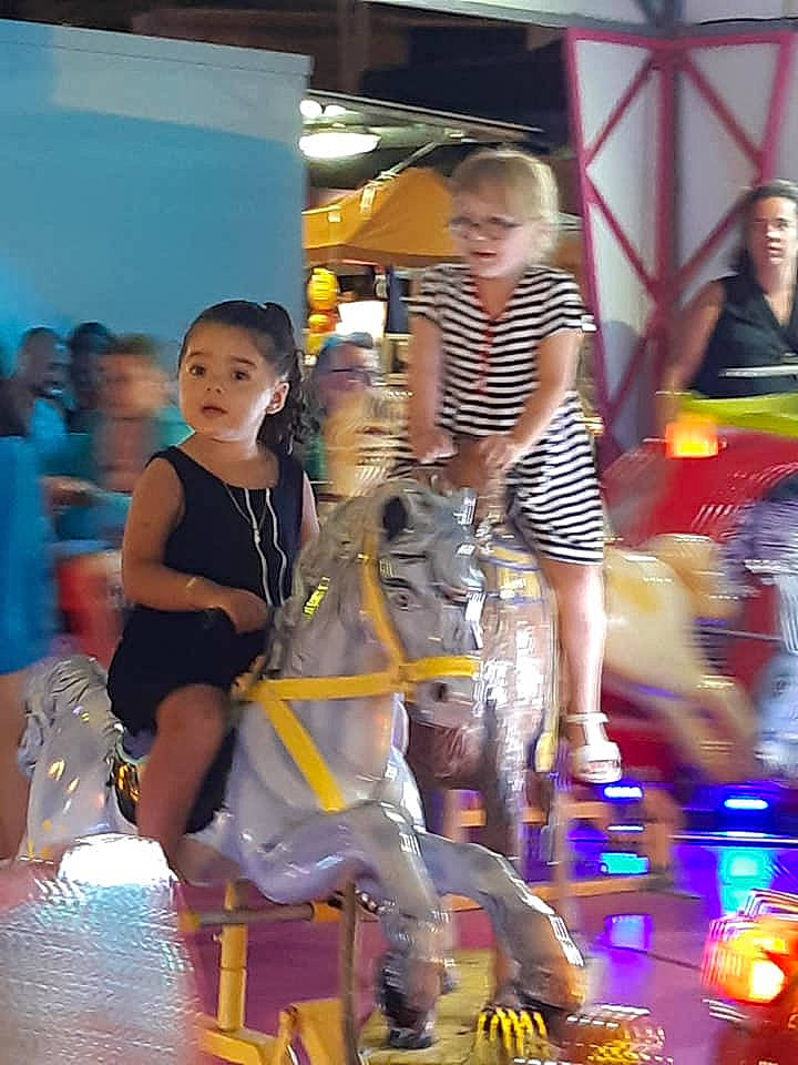 Shaïna participe au concours pour gagner de l'argent avec cette photo : amusement_park, amusement_ride, child, fun, girl, leisure, mammal, performance, person, play, recreation