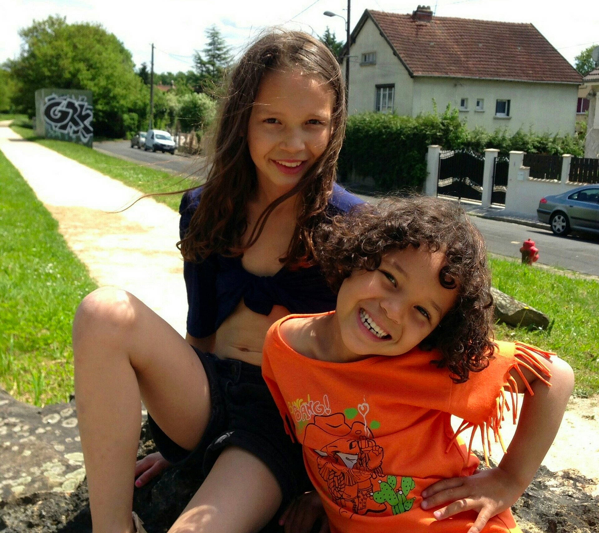 Oceane Et Olivia participe au concours pour gagner de l'argent avec cette photo : abdomen, brown_hair, daughter, facial_expression, friendship, fun, girl, joy, leg, people, person, plant, smile, summer, tree, trunk, vacation