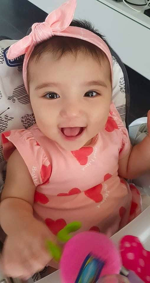 Lina a rejoint le concours — aidez-le/la à gagner de superbes lots ! baby, baby_toddler_clothing, cheek, eye, eyebrow, eyelash, face, facial_expression, happy, head, joy, lip, mouth, neck, nose, person, pink, product, skin, sleeve