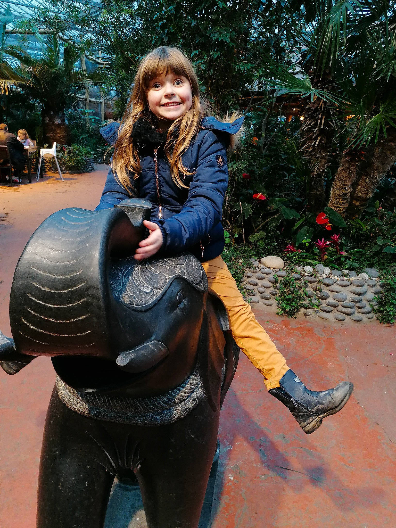 Sofia participe au concours pour gagner de l'argent avec cette photo : boot, human, indian_elephant, joy, leather, person, sculpture, street_fashion