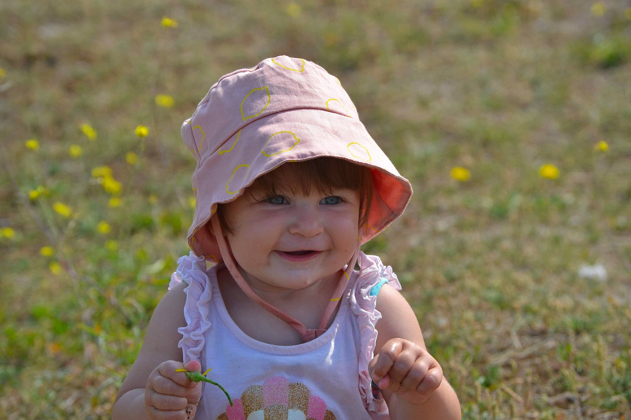 Margo participe au concours pour gagner de l'argent avec cette photo : baby, baby_toddler_clothing, child, fashion_accessory, fedora, field, grassland, hat, headgear, headwear, joy, meadow, overall, people_in_nature, person, prairie, skin, sleeveless_shirt, spring, summer
