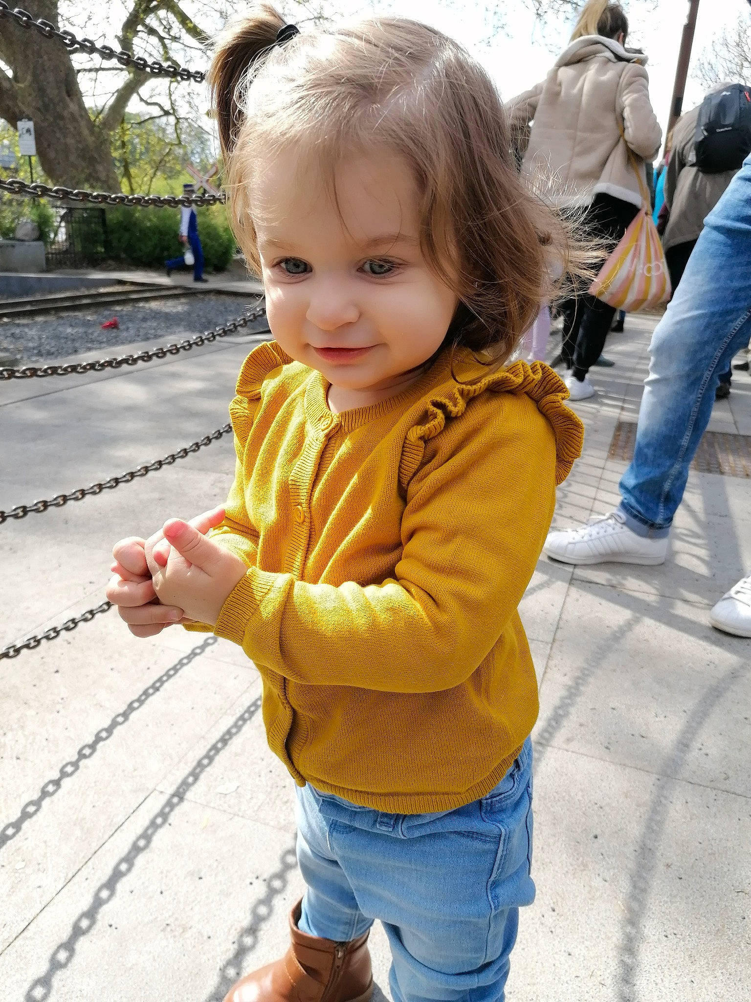 Margo participe au concours pour gagner de l'argent avec cette photo : baby_toddler_clothing, blond, child, fun, gesture, hairstyle, happy, iris, leaf, leisure, nose, person, photograph, plant, recreation, skin, smile, standing, toddler, tree
