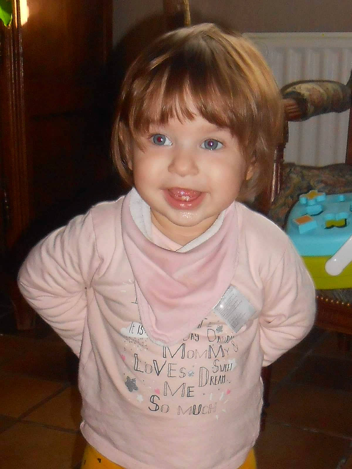 Margo a rejoint le concours — aidez-le/la à gagner de superbes lots ! baby, baby_toddler_clothing, bangs, blond, brown_hair, cheek, child, eye, hime_cut, iris, joy, long_sleeved_t_shirt, mouth, organ, person, sleeve, toddler, tooth