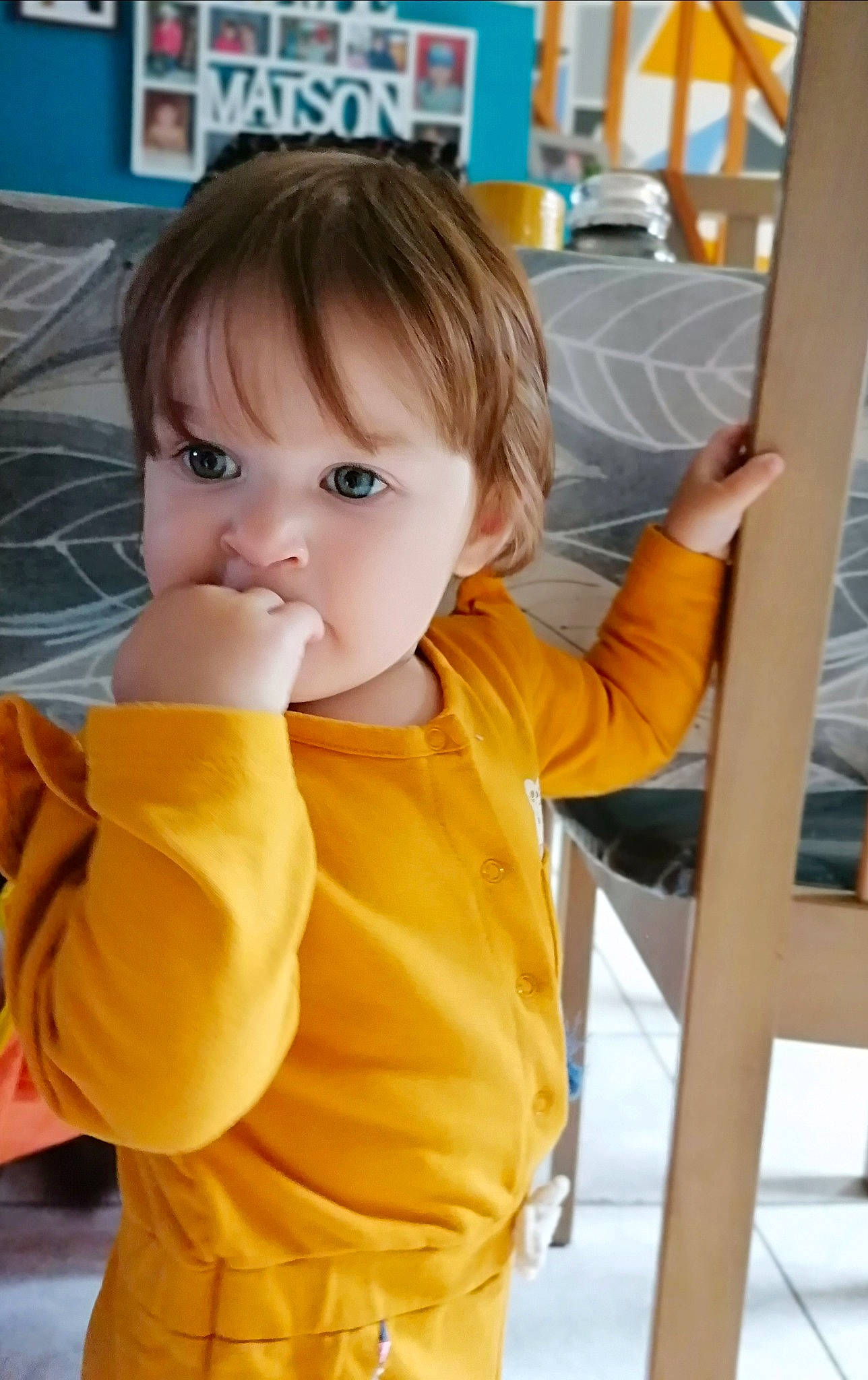 Margo participe au concours pour gagner de l'argent avec cette photo : baby, baby_products, baby_toddler_clothing, child, finger, hand, overall, person, product, thumb, toddler, yellow