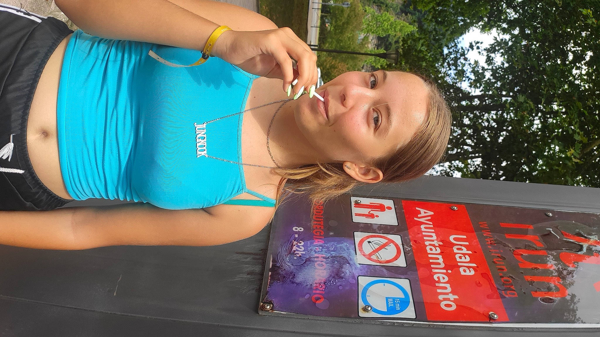 Lucynda a rejoint le concours — aidez-le/la à gagner de superbes lots ! abdomen, advertising, billboard, chest, display_device, elbow, electric_blue, fun, gesture, happy, human_leg, joy, leisure, person, recreation, smile, sportswear, t_shirt, thigh, tree