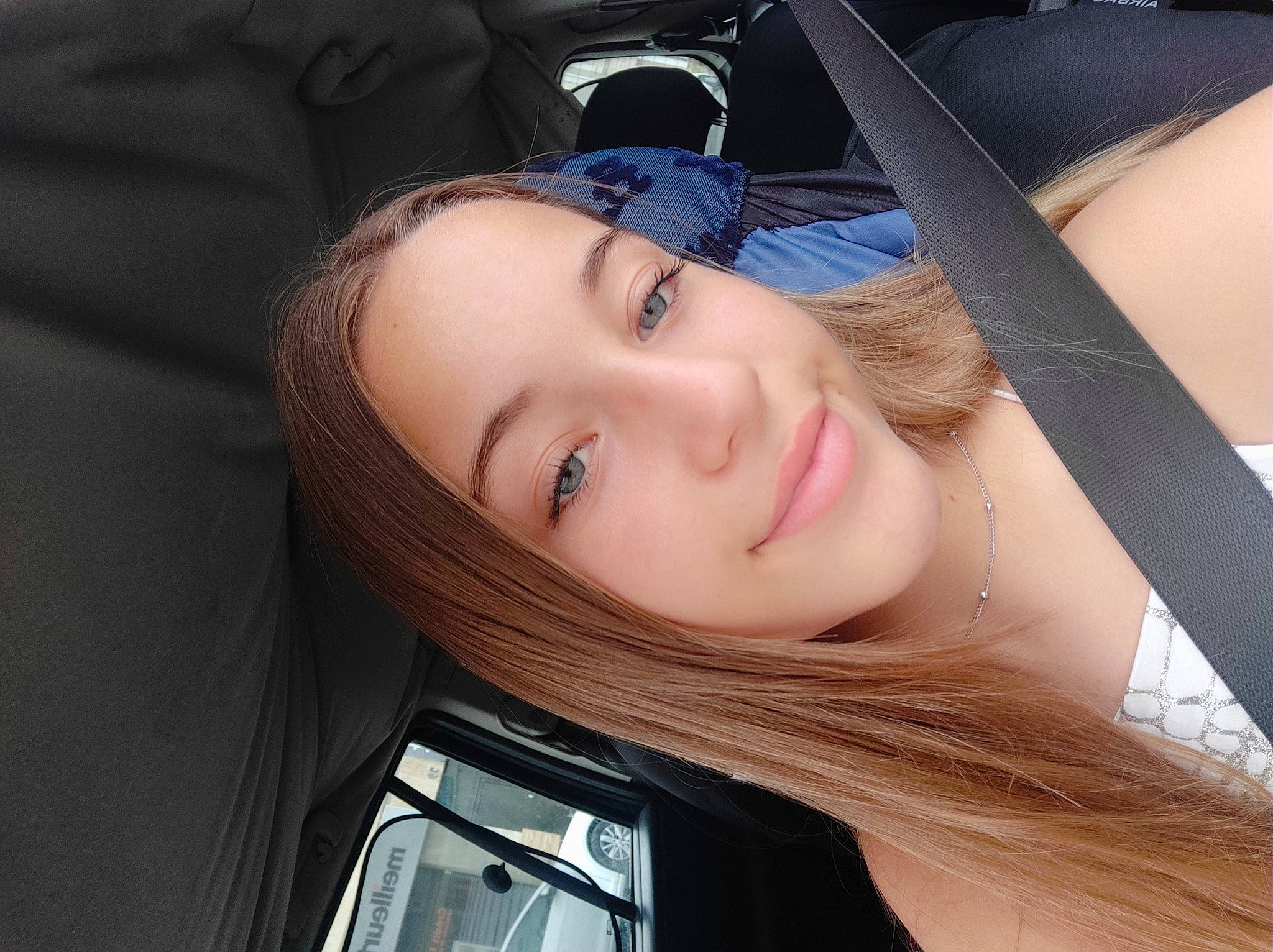 Lucynda participe au concours pour gagner de l'argent avec cette photo : automotive_design, automotive_exterior, automotive_lighting, automotive_mirror, car, car_seat, chin, comfort, eye, eyebrow, eyelash, flash_photography, hairstyle, happy, joy, lip, person, personal_luxury_car, skin, smile