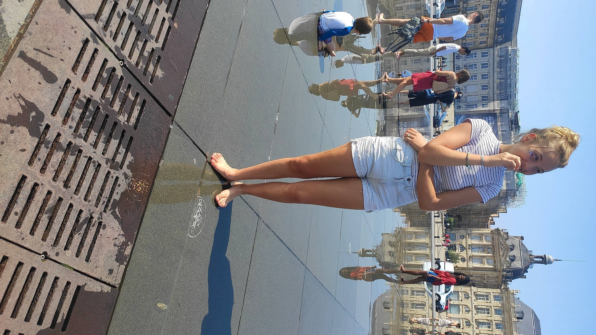 Lucynda a rejoint le concours — aidez-le/la à gagner de superbes lots ! boat, elbow, electric_blue, electrical_supply, electricity, fun, human_leg, knee, leg, leisure, outdoor_shoe, pedestrian, person, recreation, rope, sky, sneakers, t_shirt, thigh, vacation