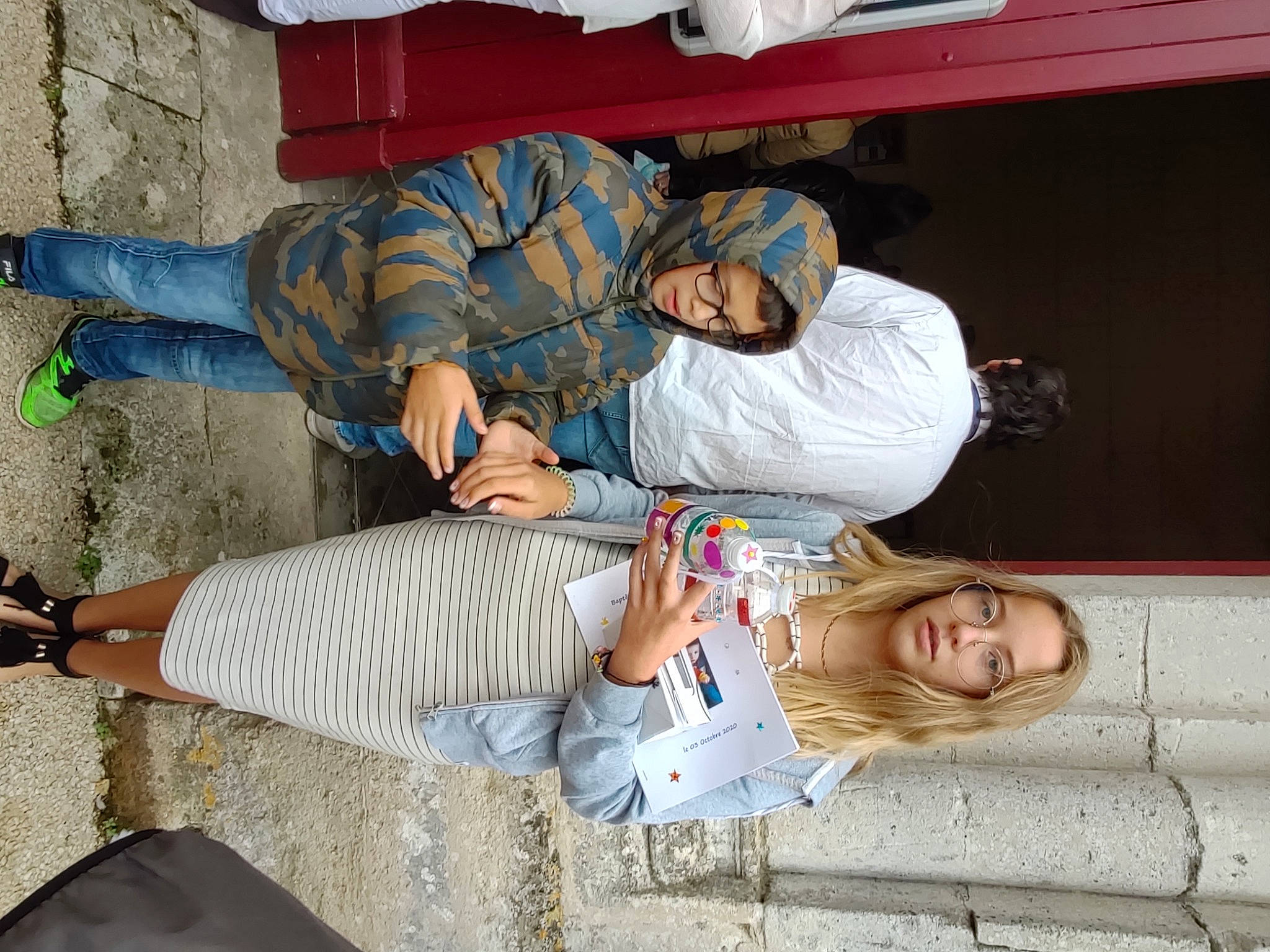 Lucynda a rejoint le concours — aidez-le/la à gagner de superbes lots ! child, comfort, eyewear, flooring, foot, fun, hat, human_leg, joint, knee, lap, leisure, person, sitting, sneakers, street_fashion, sunglasses, thigh, tourism, tree