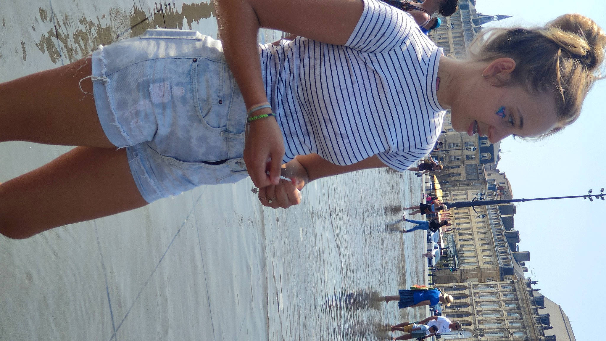 Lucynda participe au concours pour gagner de l'argent avec cette photo : belt, elbow, engineering, eyewear, fun, gesture, happy, human_leg, knee, leisure, person, recreation, sky, street_fashion, t_shirt, thigh, waist, water, watercraft, white