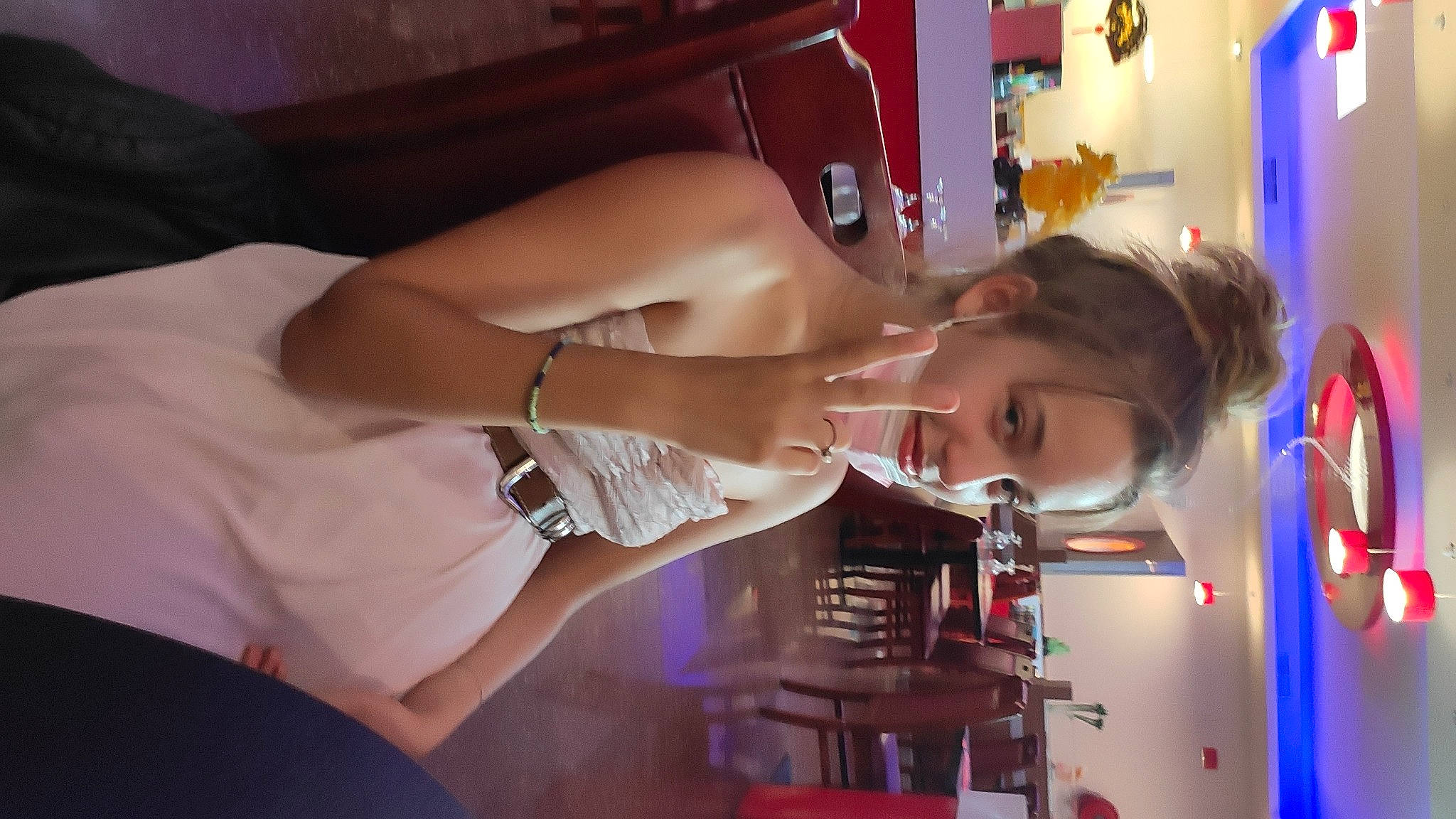 Lucynda a rejoint le concours — aidez-le/la à gagner de superbes lots ! arm, bracelet, chest, elbow, event, eyelash, eyewear, fashion_design, fun, gesture, hairstyle, human_leg, jewellery, machine, muscle, nail, person, room, smile, thigh