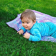 Léo participe au concours pour gagner de l'argent avec cette photo : baby, blanket, blue_clothing, child, crawling, cute, daylight, grass, greenery, happy, infant, lawn, nature, outdoor, patchwork, person, portrait, quilt, smiling, young_child