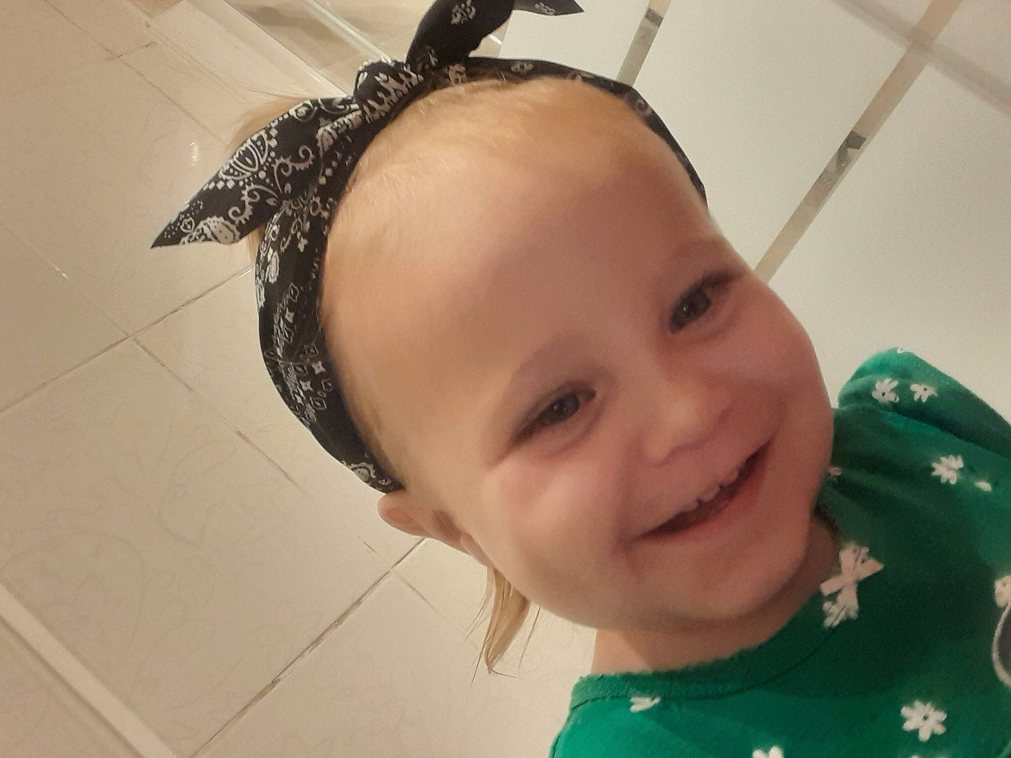 Malia participe au concours pour gagner de l'argent avec cette photo : baby, baby_laughing, baby_toddler_clothing, cheek, child, ear, eyelash, fashion_accessory, forehead, fun, happy, headpiece, iris, joy, laugh, lip, neck, nose, person, personal_protective_equipment