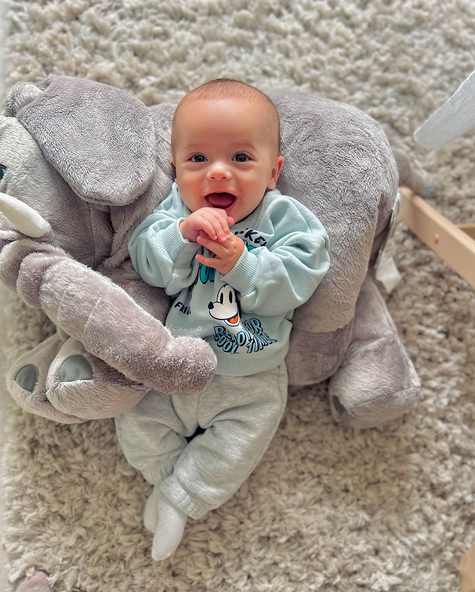 Maylone participe au concours pour gagner de l'argent avec cette photo : baby, baby_toddler_clothing, cheek, child, clothing, comfort, eye, facial_expression, grass, hand, happy, linens, mammal, outerwear, person, sitting, skin, sleeve, textile, toddler