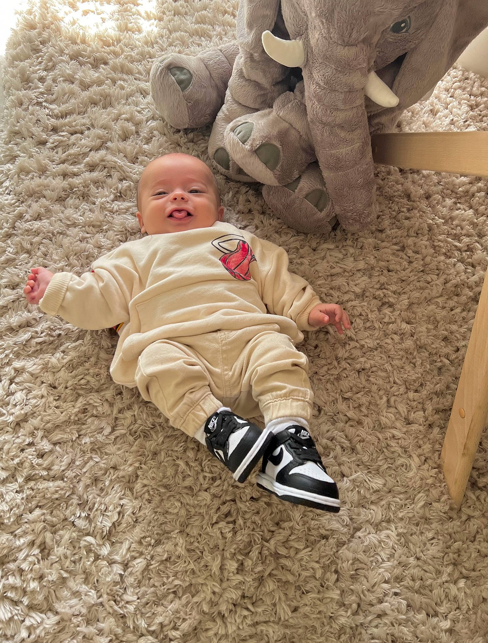 Maylone a rejoint le concours — aidez-le/la à gagner de superbes lots ! baby, baby_toddler_clothing, carmine, child, comfort, face, flooring, foot, fun, grass, happy, head, human_leg, linens, people_in_nature, person, sand, sitting, soil, toddler