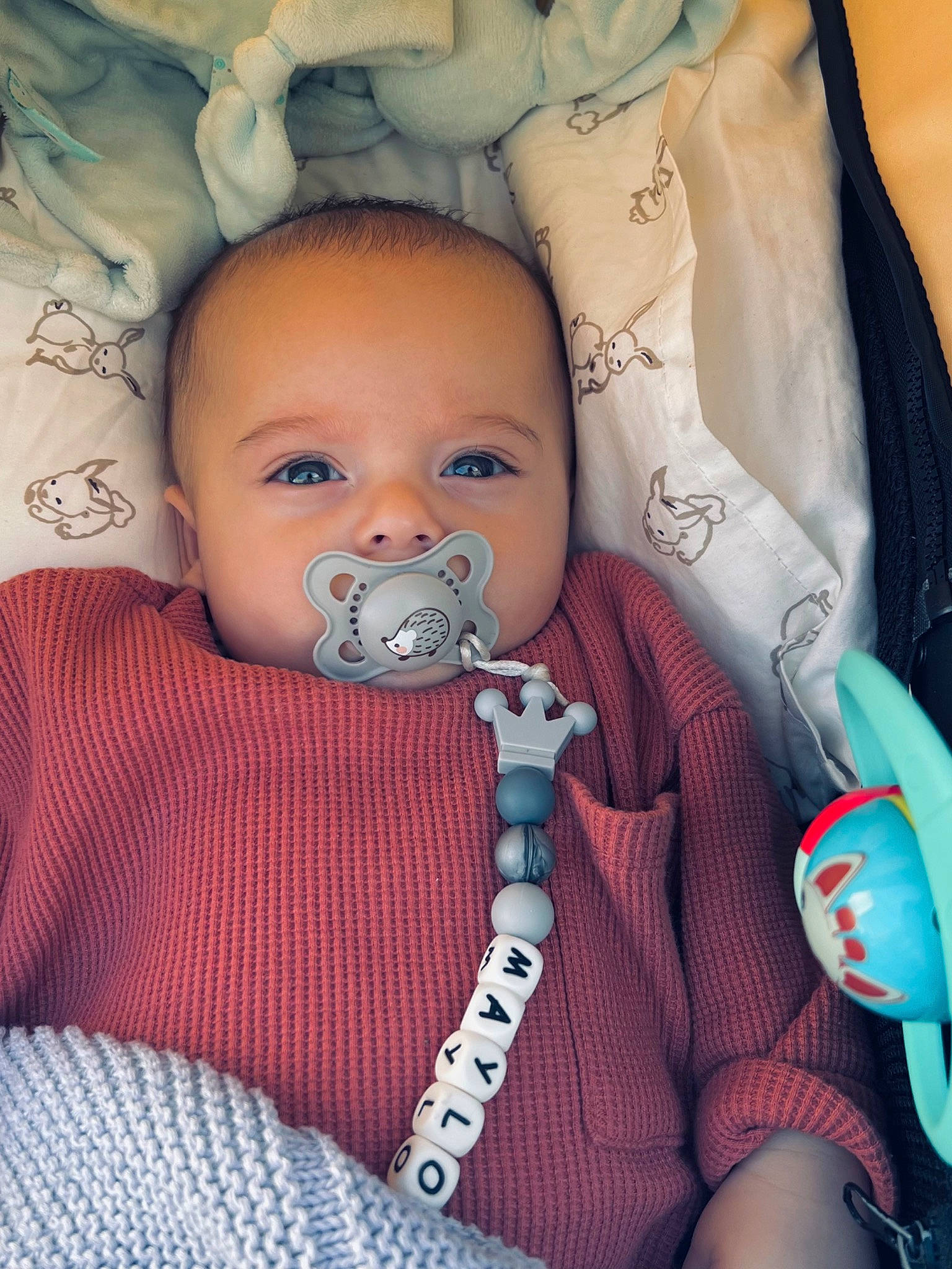 Maylone a rejoint le concours — aidez-le/la à gagner de superbes lots ! baby, baby_sleeping, baby_toddler_clothing, cheek, child, comfort, cool, eye, eyebrow, finger, human, iris, mouth, nail, nose, person, pink, product, skin, textile