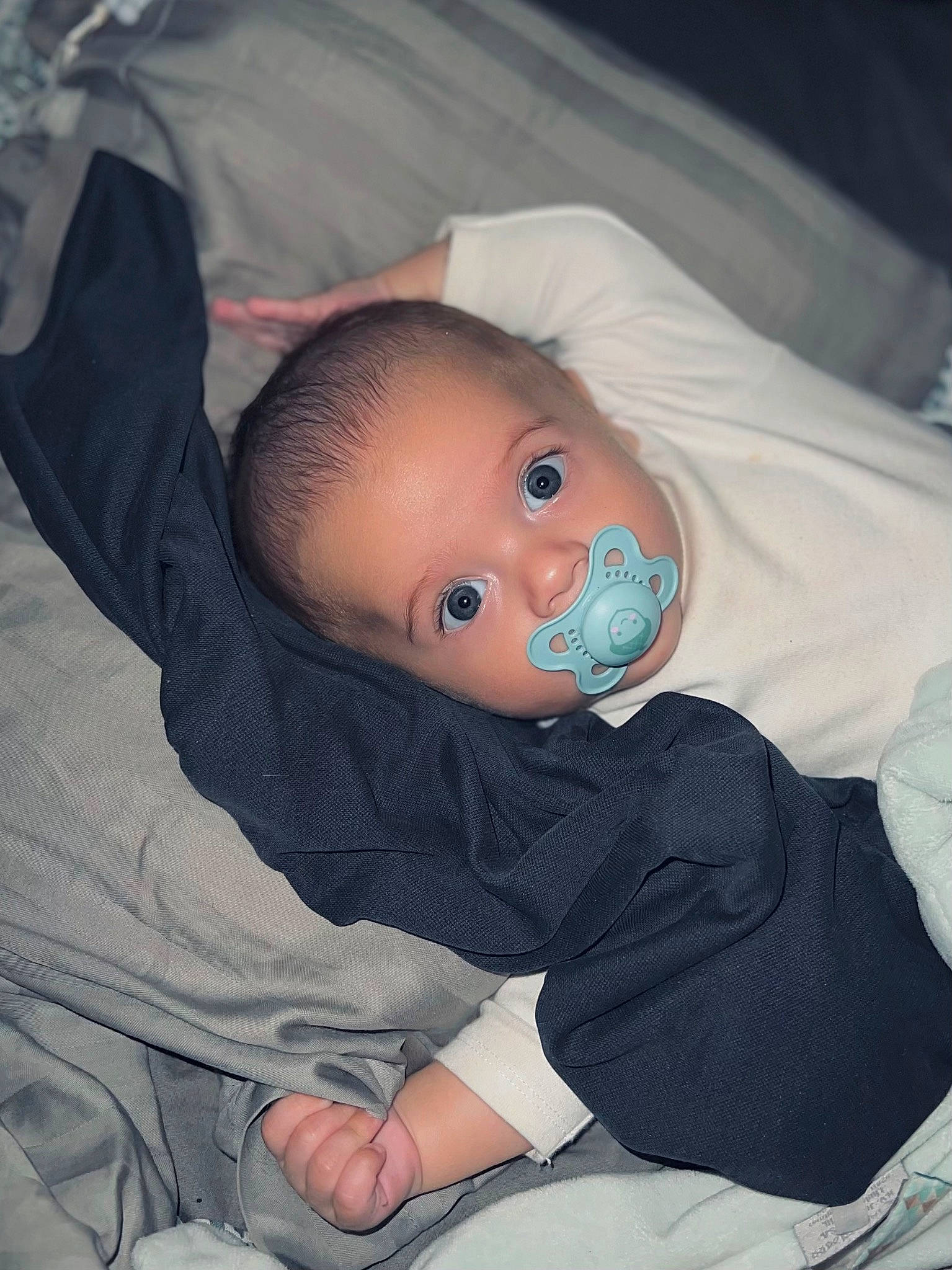 Maylone participe au concours pour gagner de l'argent avec cette photo : baby, baby_products, baby_safety, baby_sleeping, baby_toddler_clothing, cheek, child, comfort, eye, finger, human_body, infant_bed, knee, lap, linens, person, room, sitting, skin, thumb