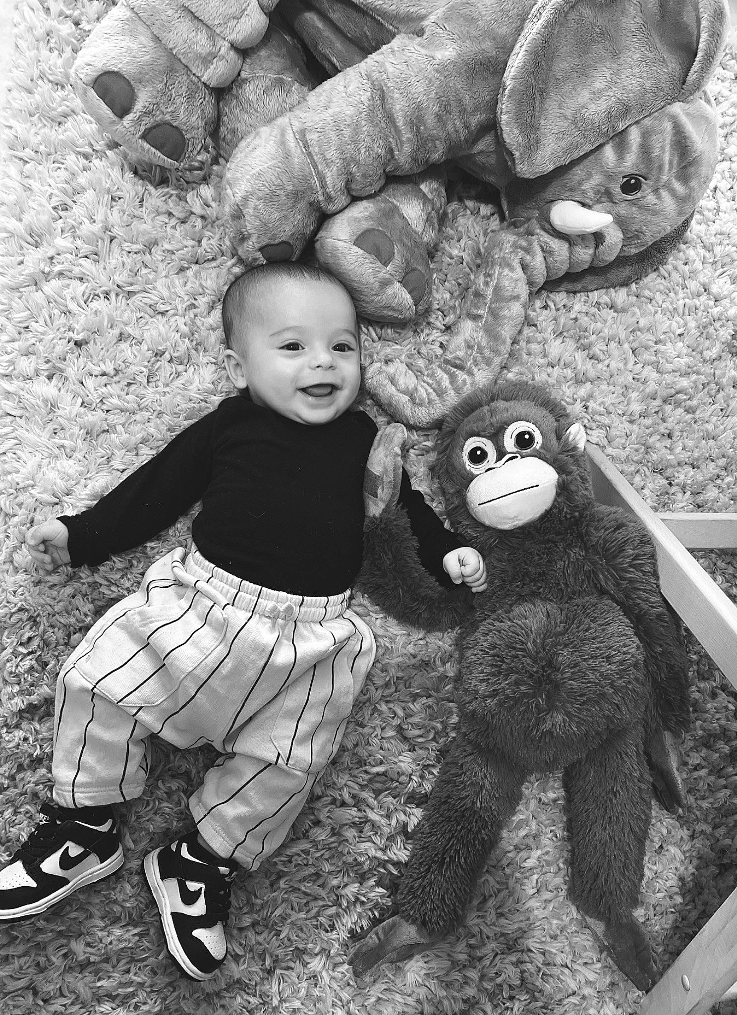 Maylone a rejoint le concours — aidez-le/la à gagner de superbes lots ! black, black_and_white, facial_expression, gesture, happy, head, human_body, mammal, monochrome, organ, people, people_in_nature, person, photograph, primate, smile, standing, style, toy, vertebrate