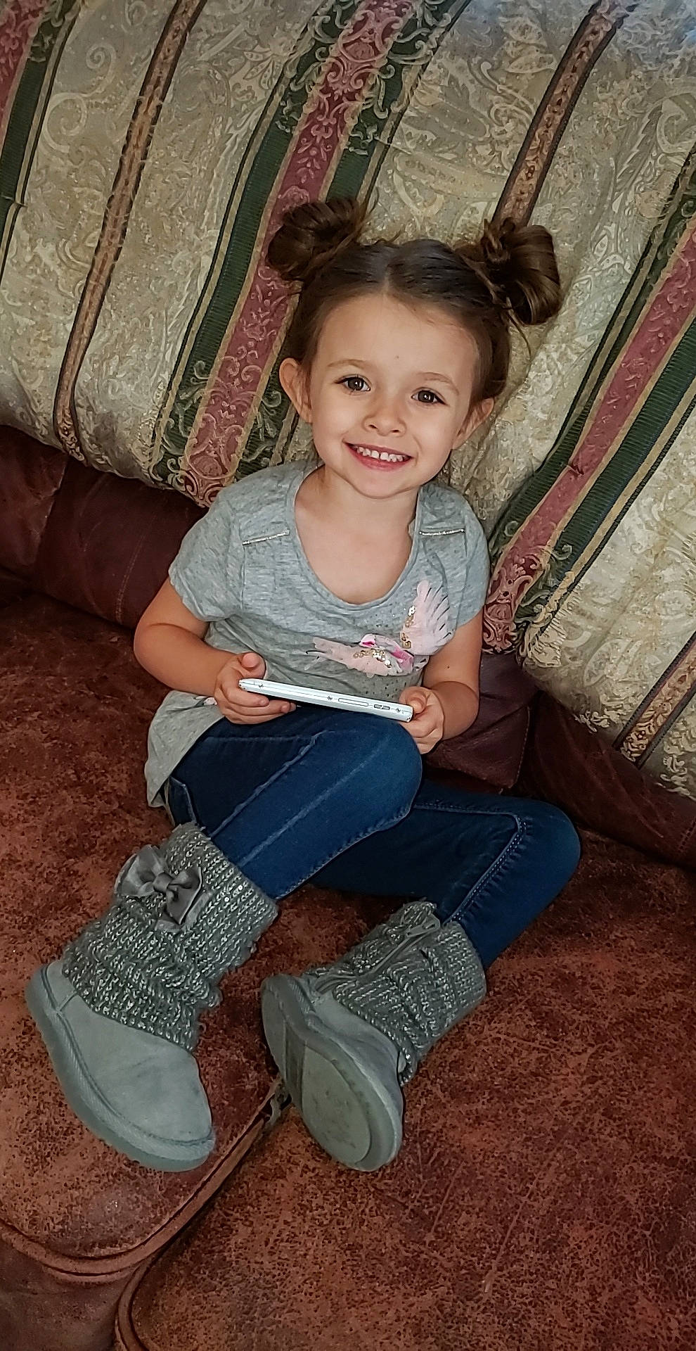 Mea is registered to the contest to win money with this photo: child, child_model, joy, leg, person, sitting, skin, smile, toddler