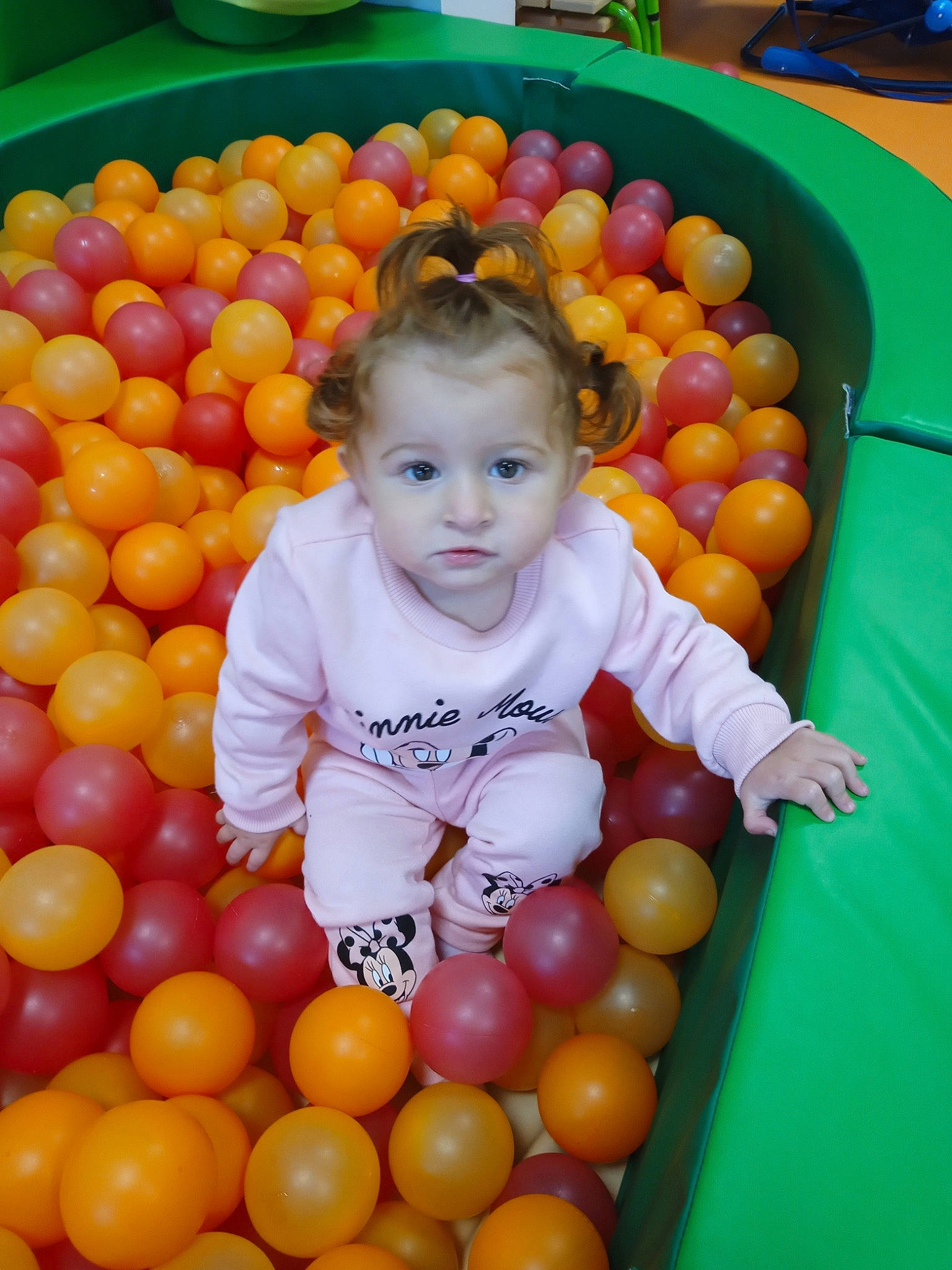 Helyana a rejoint le concours — aidez-le/la à gagner de superbes lots ! ball, ball_pit, child, fruit, fun, orange, person, plant, play, smile, toddler, toy, vegetarian_food