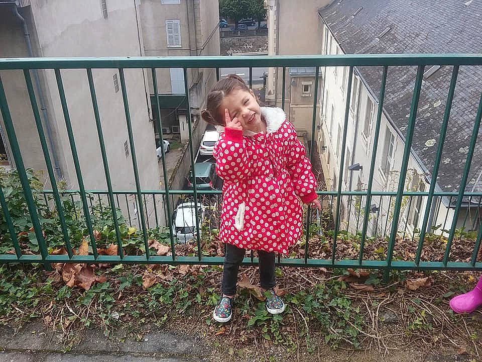 Shelsy participe au concours pour gagner de l'argent avec cette photo : backyard, child, clothing, day, design, fun, garden, girl, grass, house, outerwear, pattern, person, pink, plant, play, public_space, recreation, red, toddler