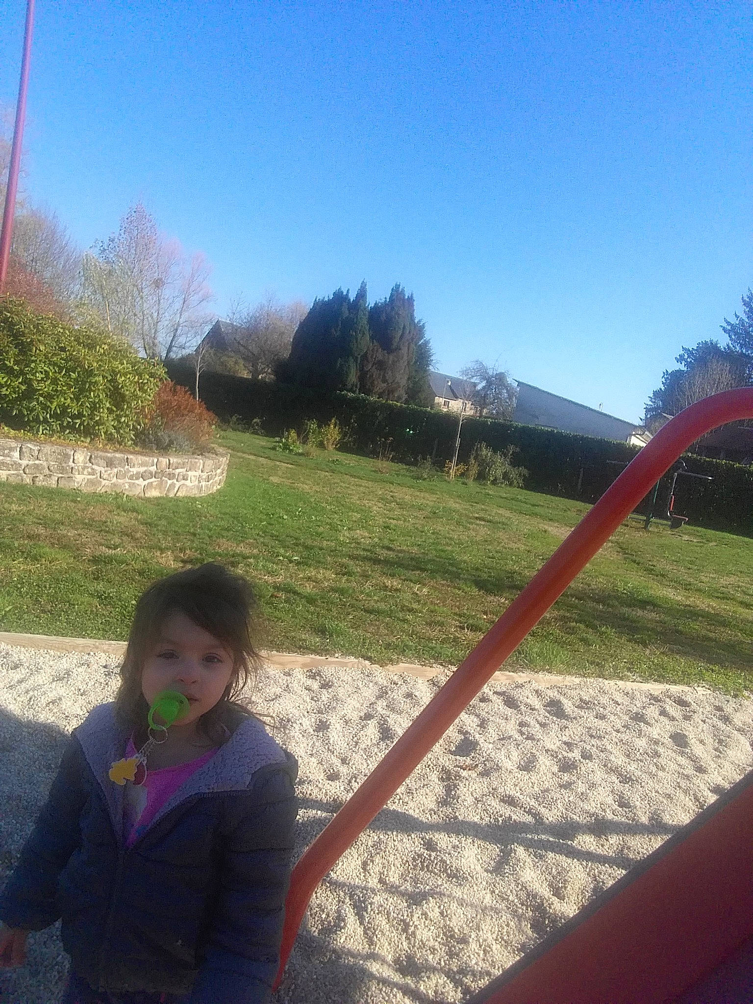 Shelsy participe au concours pour gagner de l'argent avec cette photo : area, day, fun, grass, hill, landscape, leisure, morning, outdoor_play_equipment, park, person, plant, play, playground, public_space, recreation, rural_area, sky, tree, vacation