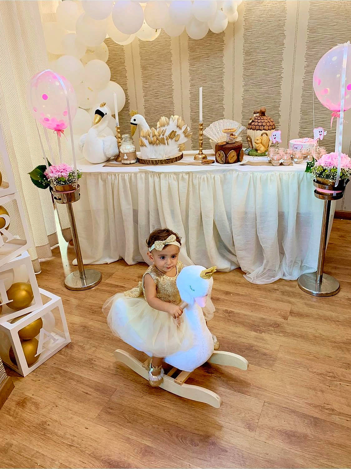 Maria participe au concours pour gagner de l'argent avec cette photo : bridal_clothing, bride, ceremony, decoration, dress, event, floor, flooring, flower, furniture, gown, headwear, interior_design, person, photograph, pink, room, table, wedding_dress, wedding_reception