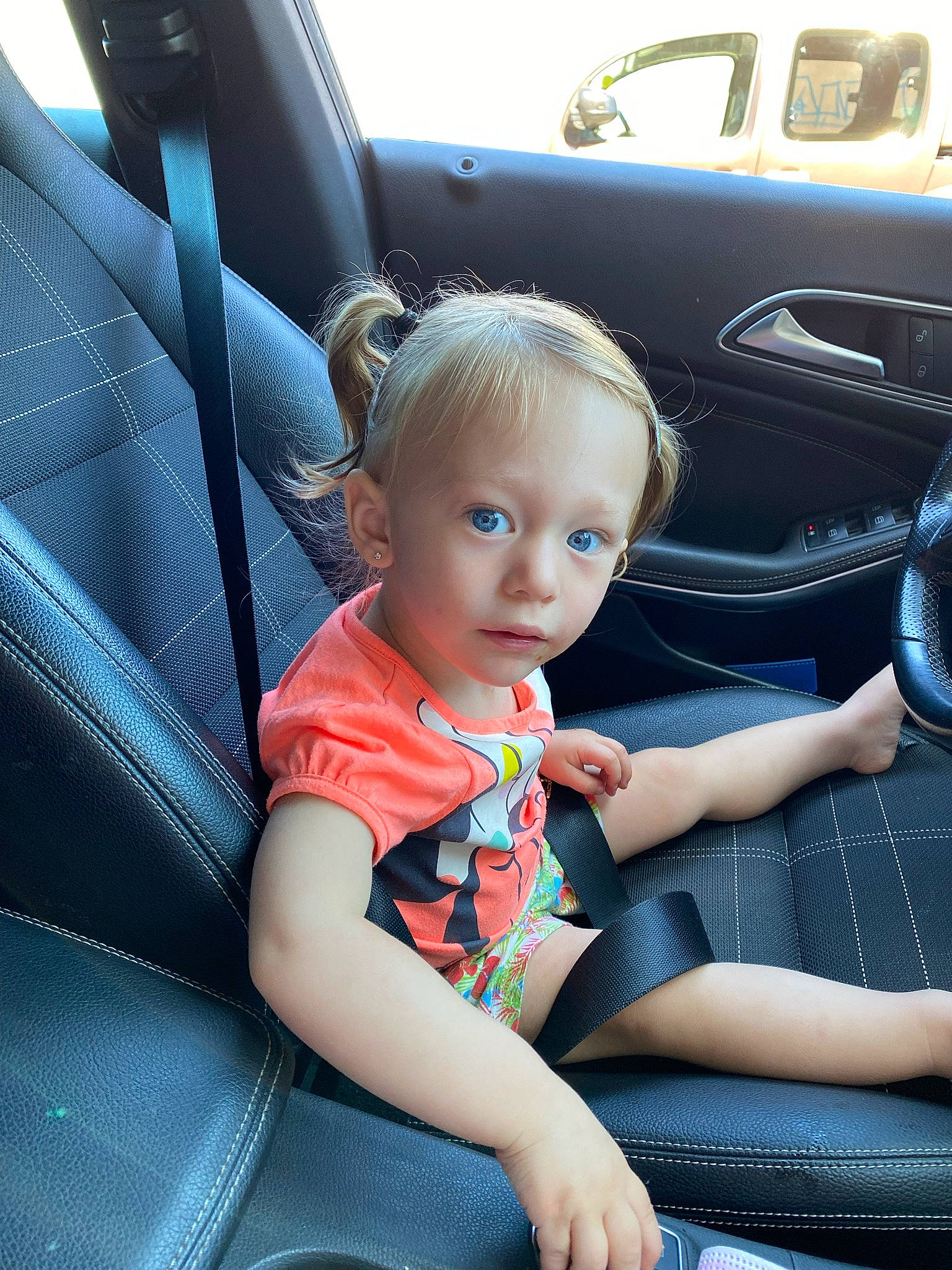 Roos a rejoint le concours — aidez-le/la à gagner de superbes lots ! auto_part, automotive_design, automotive_exterior, automotive_tire, automotive_wheel_system, baby_toddler_clothing, car, car_seat, car_seat_cover, comfort, electric_blue, hood, mode_of_transport, motor_vehicle, person, personal_luxury_car, steering_part, steering_wheel, tints_and_shades, toddler