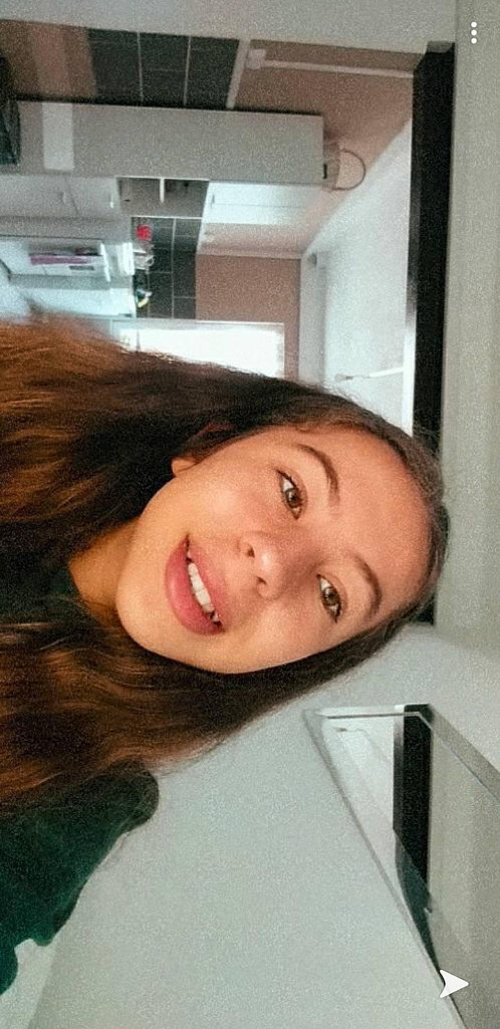 Célia participe au concours pour gagner de l'argent avec cette photo : black_hair, cheek, chin, eyebrow, face, forehead, hair, head, jaw, joy, lip, mouth, neck, nose, person, selfie, skin, smile