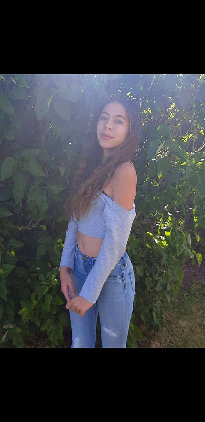 Célia participe au concours pour gagner de l'argent avec cette photo : beauty, black_hair, electric_blue, grass, happy, jeans, long_hair, people_in_nature, person, photo_shoot, photograph, photography, portrait, skin, smile, sunlight