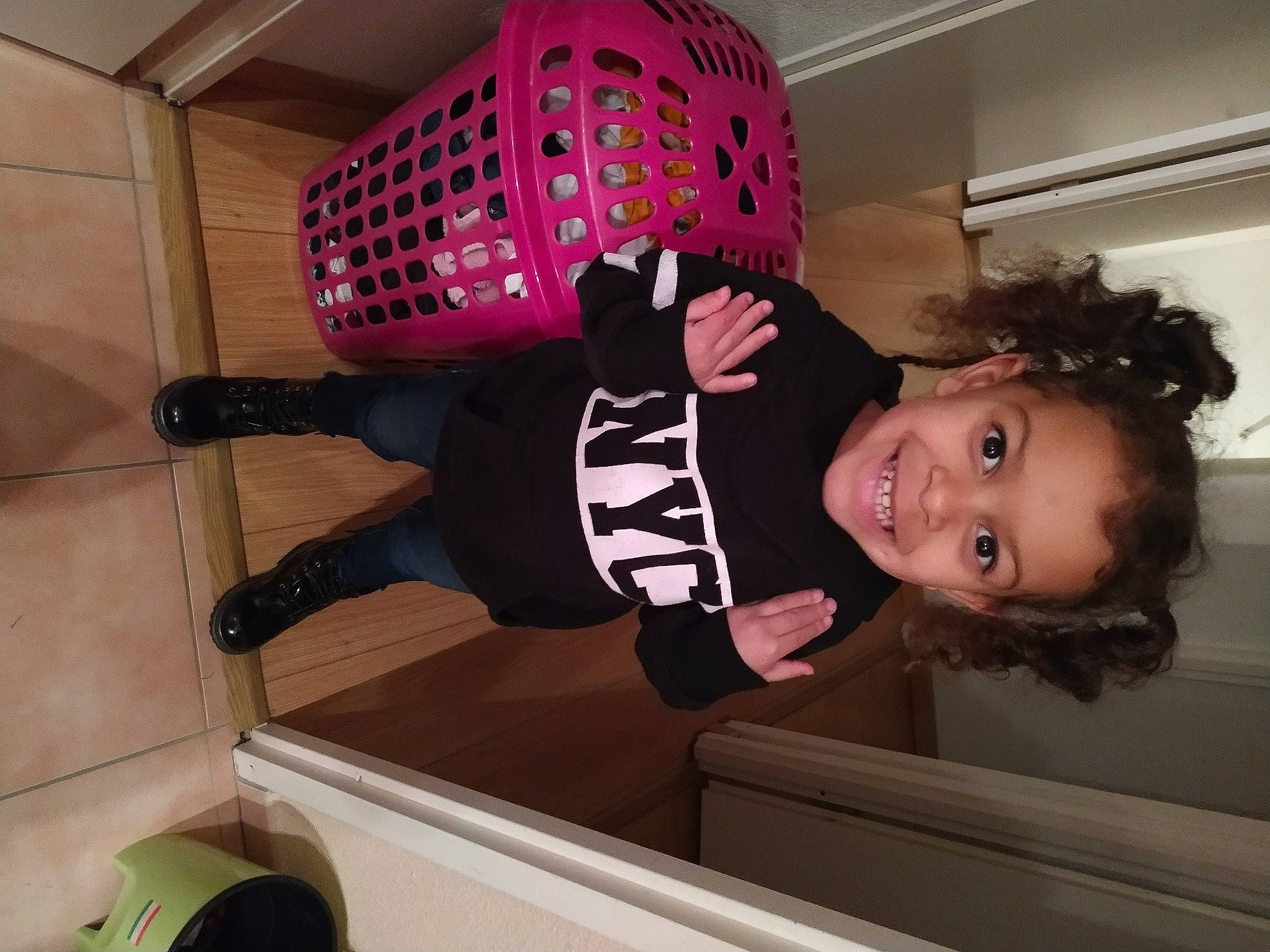 Télia participe au concours pour gagner de l'argent avec cette photo : baby_toddler_clothing, cap, carmine, child, fun, happy, helmet, joy, person, personal_protective_equipment, room, smile, sports_gear, sportswear, t_shirt, thigh, toddler