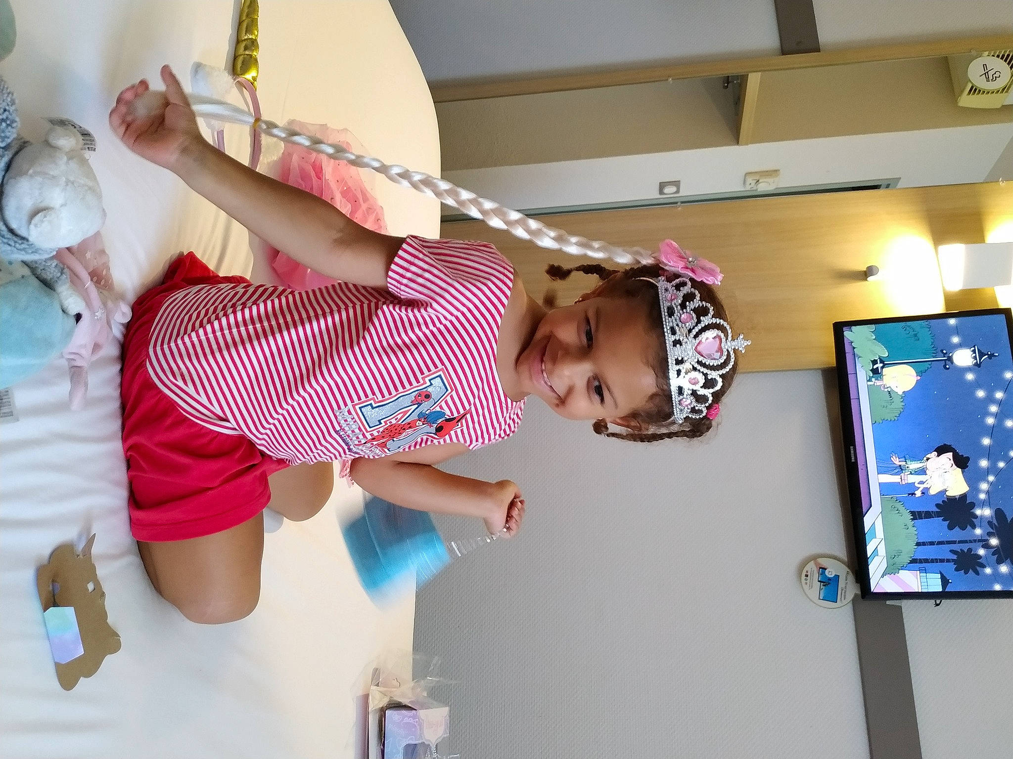 Télia a rejoint le concours — aidez-le/la à gagner de superbes lots ! baby, baby_products, baby_toddler_clothing, child, fun, happy, joy, leisure, magenta, pattern, person, pink, play, room, shorts, t_shirt, toddler