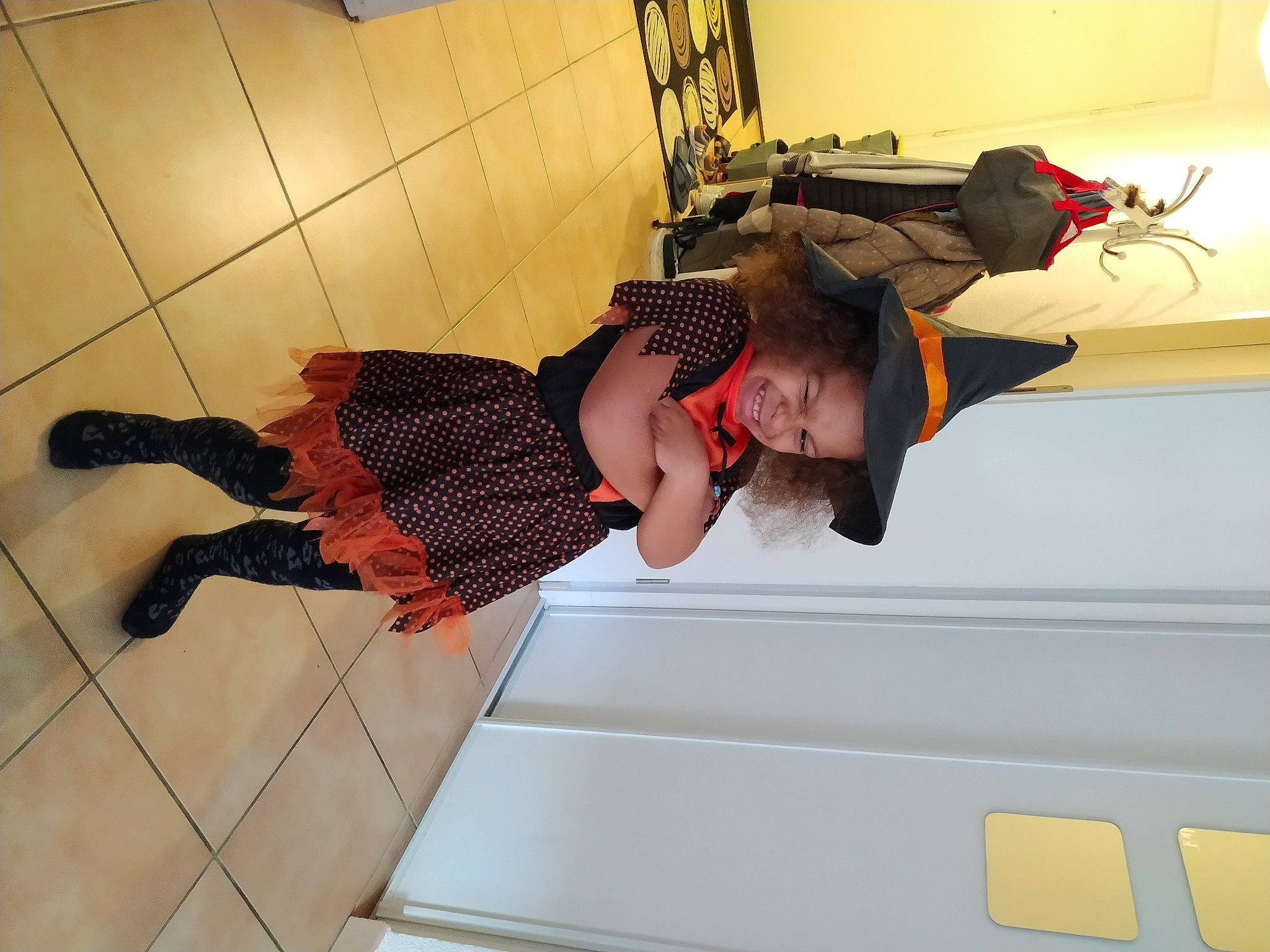 Télia a rejoint le concours — aidez-le/la à gagner de superbes lots ! child, comfort, elbow, flooring, fun, hardwood, human_leg, knee, leg, person, room, sandal, sock, t_shirt, thigh, toddler, wood, wrist