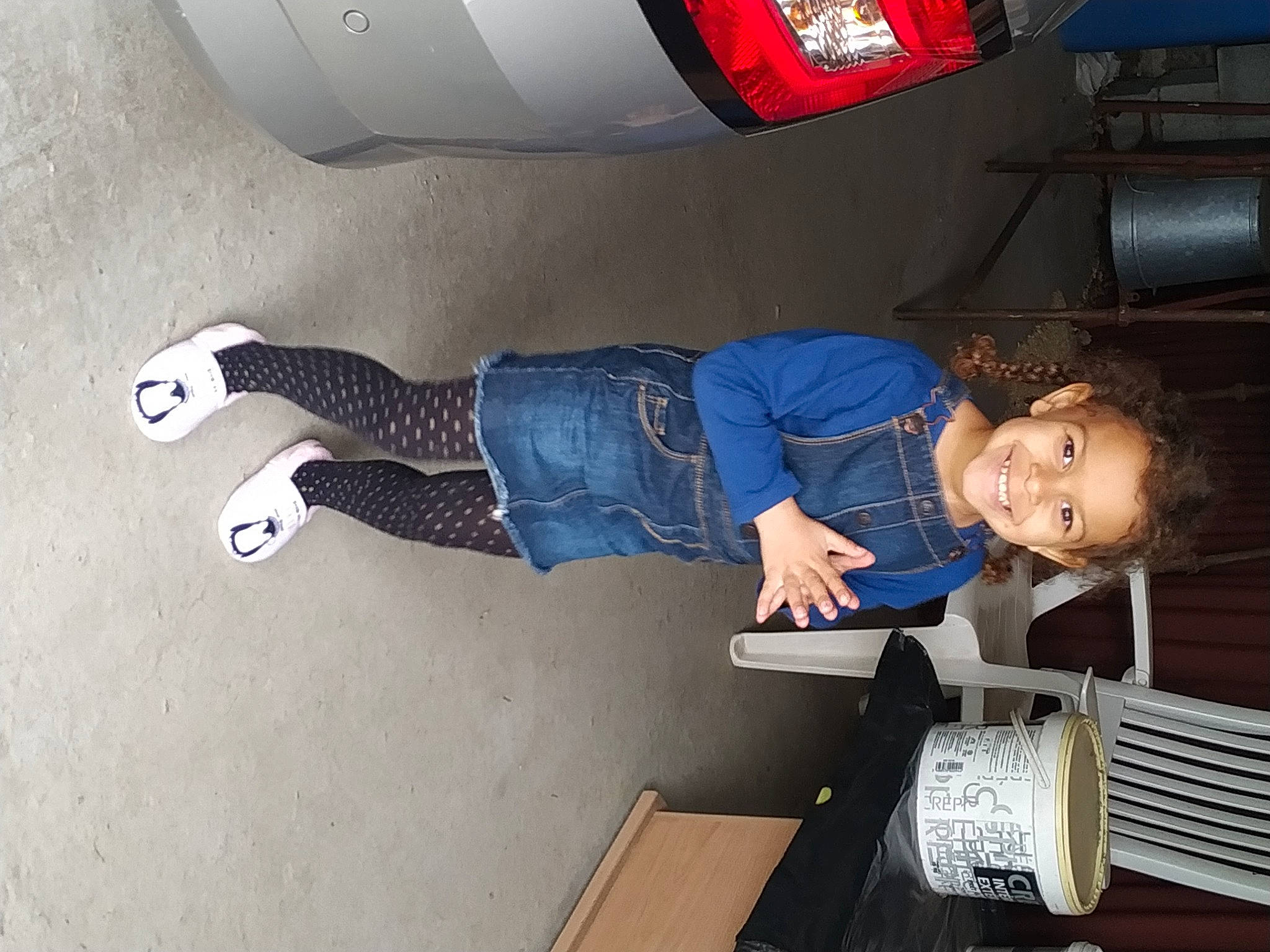 Télia a rejoint le concours — aidez-le/la à gagner de superbes lots ! arm, automotive_design, automotive_exterior, automotive_lighting, automotive_tail_brake_light, automotive_tire, car, electric_blue, fender, flooring, jeans, joy, leg, person, sneakers, tire, toddler, trunk, vehicle, vehicle_door