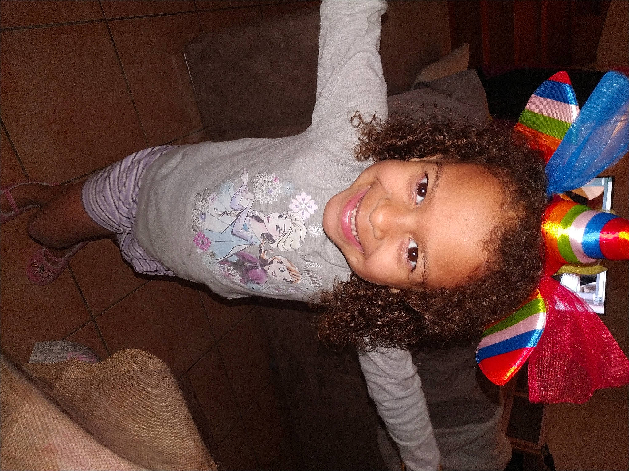 Télia participe au concours pour gagner de l'argent avec cette photo : chest, child, costume, costume_hat, event, eye, fashion_accessory, flesh, fun, happy, hat, head, joy, party, party_hat, party_supply, person, pink, room, smile