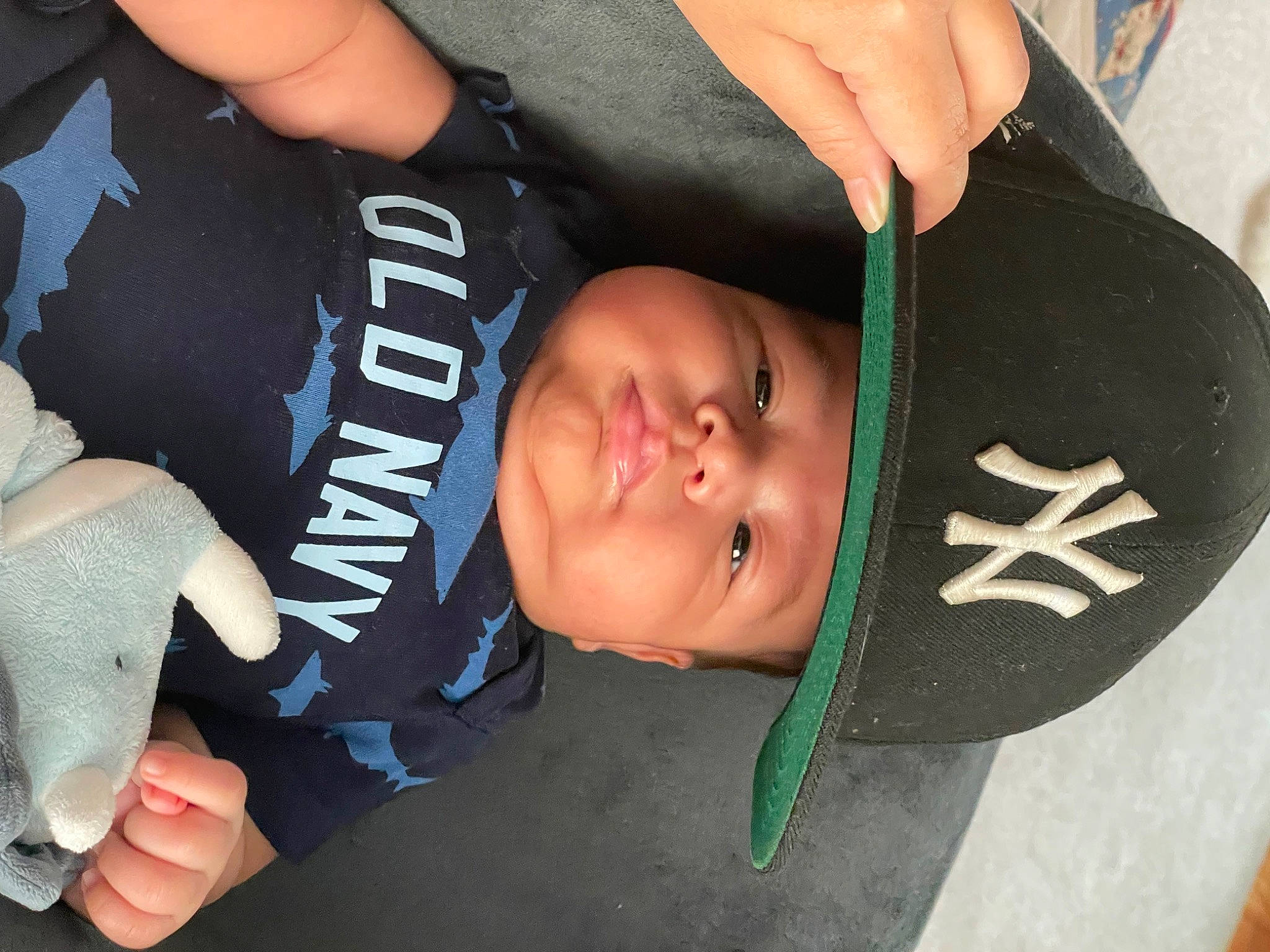 Vicente is registered to the contest to win money with this photo: baby, baby_products, baby_toddler_clothing, chest, cool, elbow, eyelash, eyewear, fashion_accessory, finger, gesture, glasses, hat, headwear, nail, person, personal_protective_equipment, sleeve, sunglasses, thumb