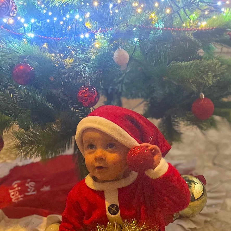 Malo a rejoint le concours — aidez-le/la à gagner de superbes lots ! baby, cap, clothing, coat, costume, face, grass, hat, head, jacket, lighting, nature, outdoors, person, photography, plant, portrait, pottedplant, tree, vegetation