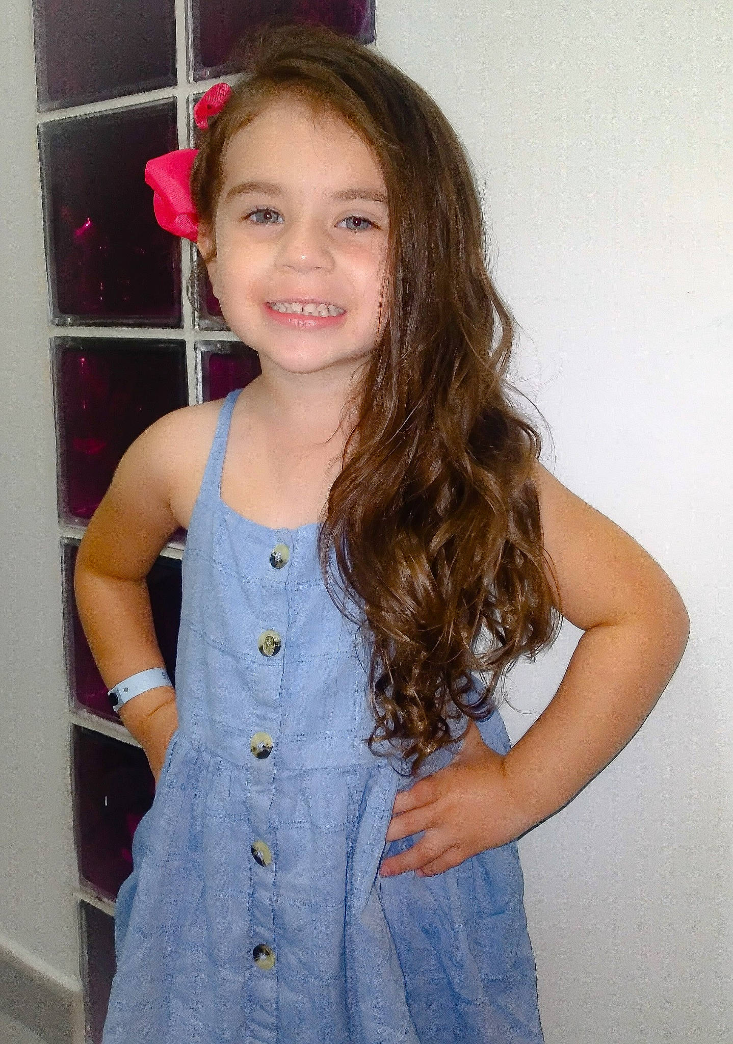 Isabella is registered to the contest to win money with this photo: arm, clothing, dress_shirt, face, facial_expression, gesture, hair, hairstyle, happy, head, human_body, iris, joint, joy, neck, organ, person, shoulder, skin, sleeve