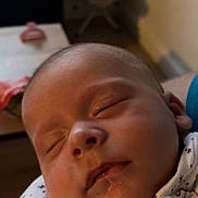 Giulianno a rejoint le concours — aidez-le/la à gagner de superbes lots ! baby, sleeping, infant, blanket, closeup, face, cozy, indoors, soft_light, peaceful, newborn, child, cute, portrait, resting, human, skin, clothing, warm, comfort