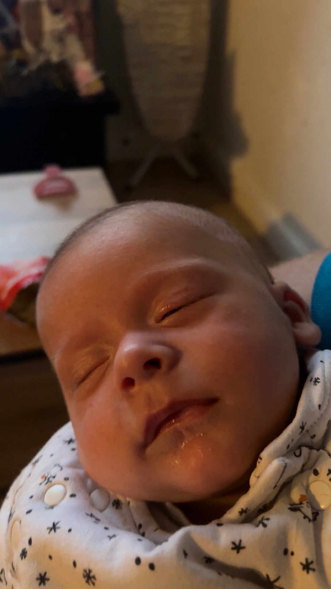 Giulianno a rejoint le concours — aidez-le/la à gagner de superbes lots ! baby, sleeping, infant, blanket, closeup, face, cozy, indoors, soft_light, peaceful, newborn, child, cute, portrait, resting, human, skin, clothing, warm, comfort