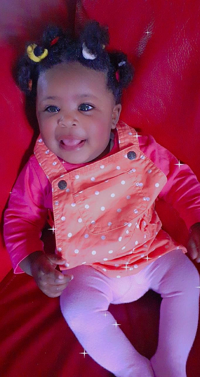 Hosanna-yaëlle participe au concours pour gagner de l'argent avec cette photo : baby, baby_toddler_clothing, cheek, chin, eye, face, facial_expression, hair, happy, head, lip, neck, organ, person, pink, purple, skin, sleeve, smile, toddler