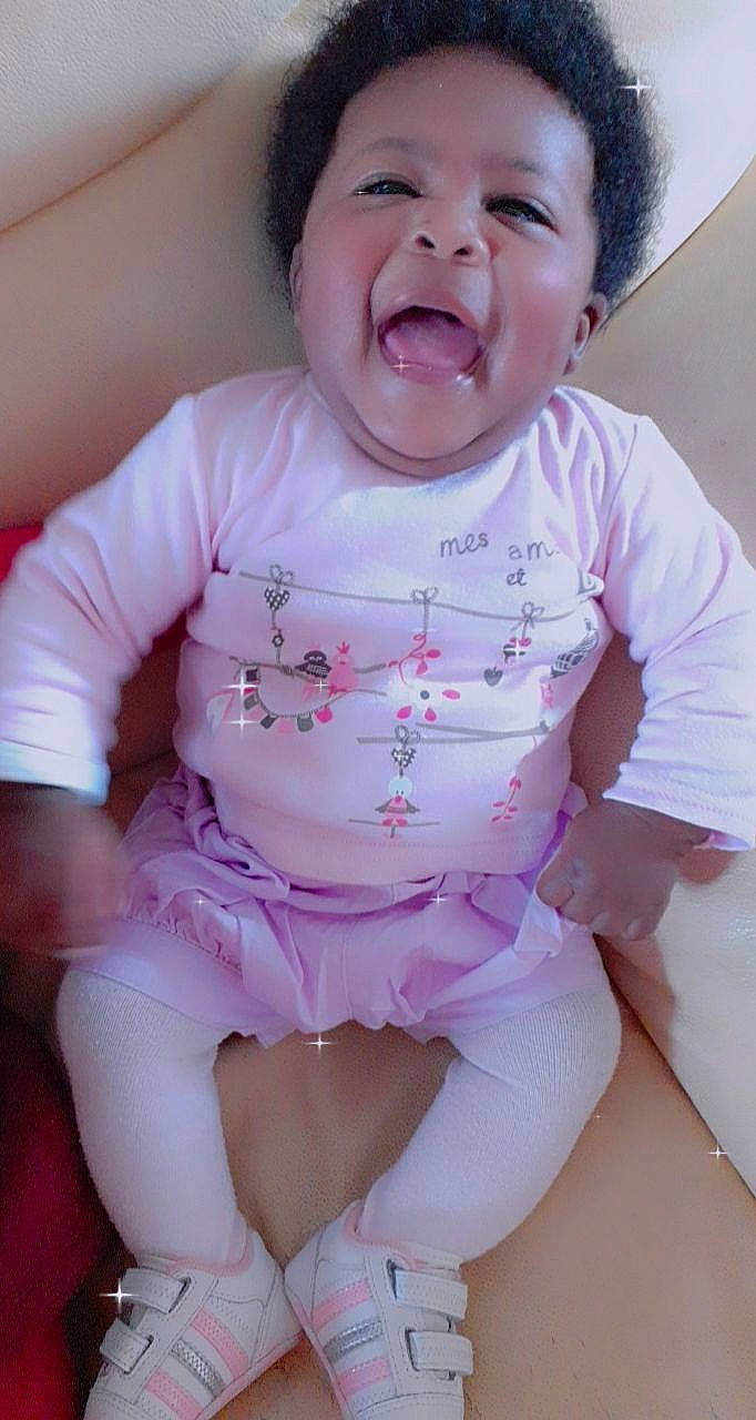 Hosanna-yaëlle a rejoint le concours — aidez-le/la à gagner de superbes lots ! baby, baby_toddler_clothing, cheek, chin, comfort, eye, face, finger, gesture, head, human_body, lip, mouth, neck, nose, person, pink, purple, skin, sleeve