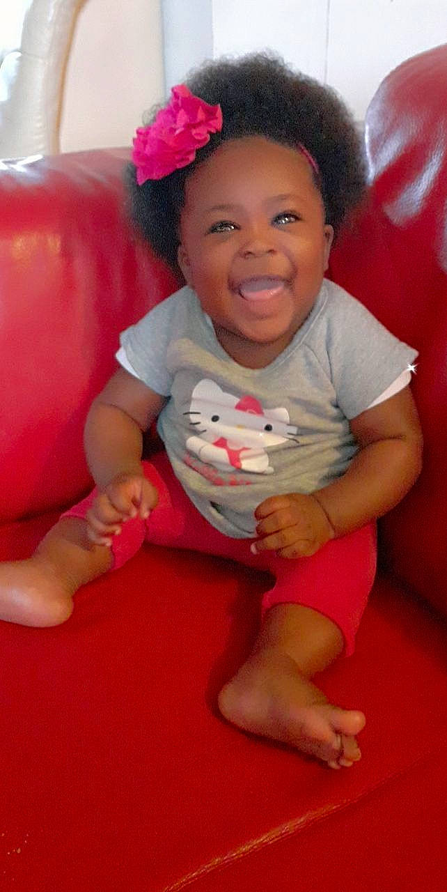 Hosanna-yaëlle a rejoint le concours — aidez-le/la à gagner de superbes lots ! arm, baby_toddler_clothing, cheek, comfort, eye, finger, fun, happy, joy, leg, lip, mouth, neck, person, pink, red, shorts, skin, smile, t_shirt