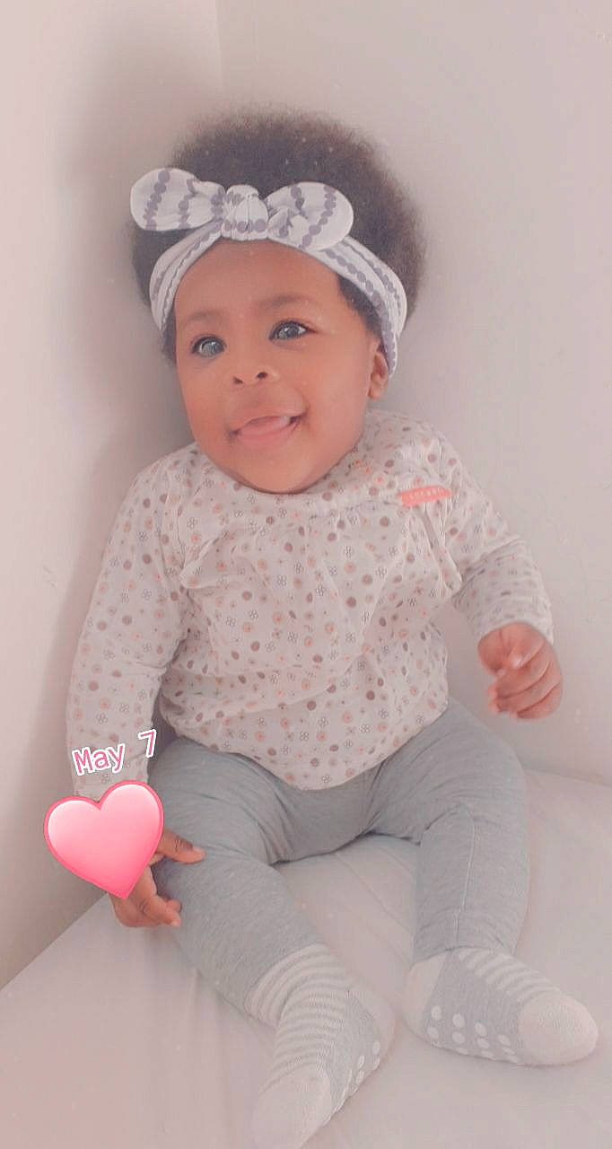 Hosanna-yaëlle a rejoint le concours — aidez-le/la à gagner de superbes lots ! baby, baby_toddler_clothing, balloon, cap, child, comfort, eye, facial_expression, happy, head, headwear, joy, knee, lip, magenta, person, pink, skin, sleeve, smile