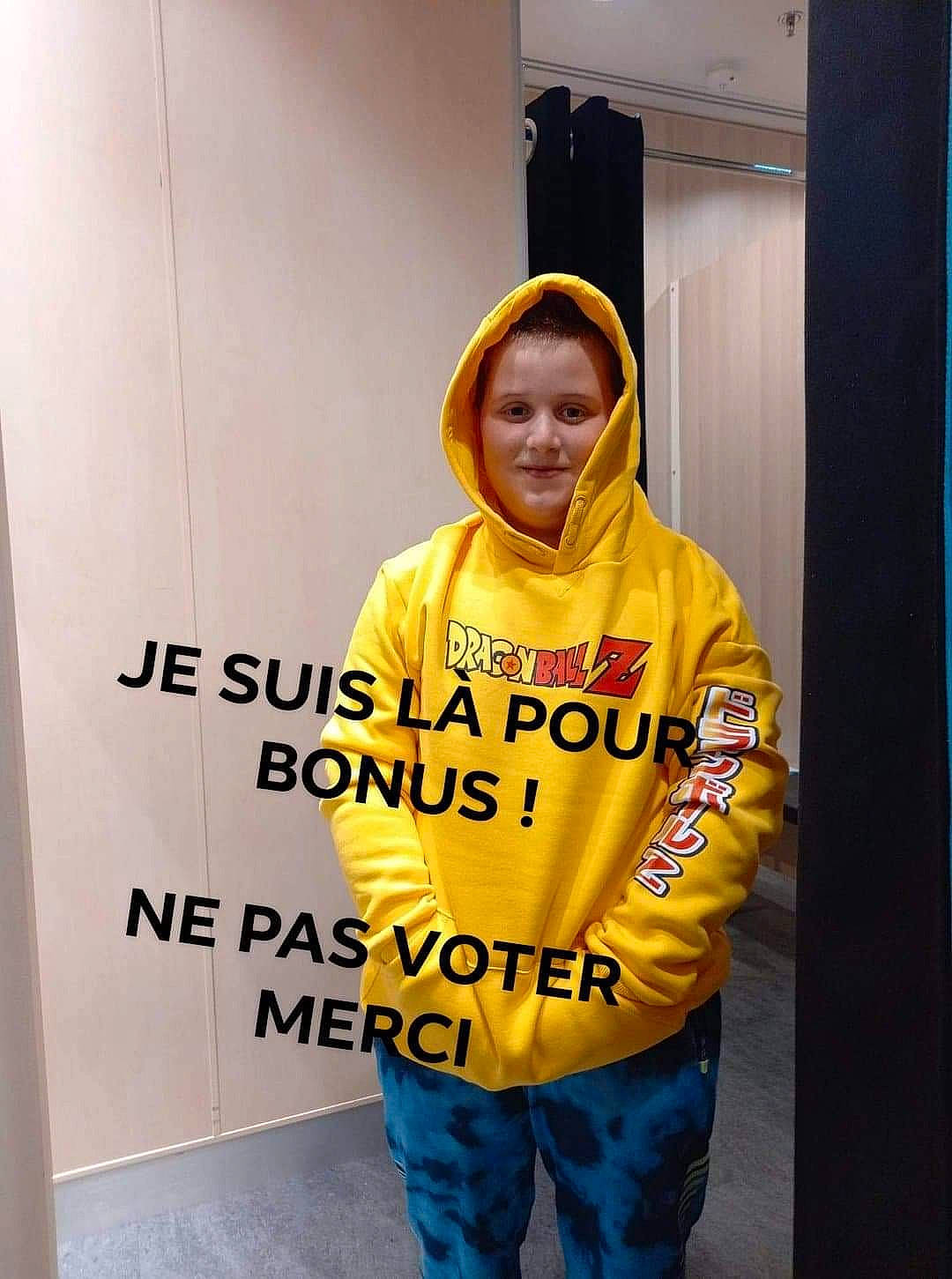 Valentin participe au concours pour gagner de l'argent avec cette photo : denim, electric_blue, fashion_design, flooring, font, fun, hood, hoodie, jacket, joy, long_sleeved_t_shirt, magenta, person, personal_protective_equipment, rain_suit, room, scarf, sleeve, smile, sportswear