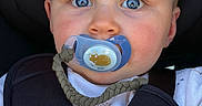 Ruben Correia a rejoint le concours — aidez-le/la à gagner de superbes lots ! baby, blue_eyes, pacifier, car_seat, child, infant, clothing, cute, close_up, face, head, seatbelt, straps, white_shirt, animal_print, adorable, young_child, person, indoors, portrait