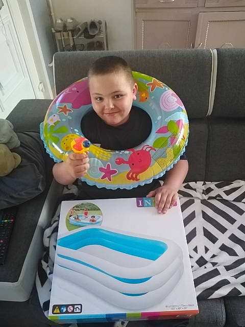 Hendric a rejoint le concours — aidez-le/la à gagner de superbes lots ! baby, car_seat, chair, child, comfort, furniture, joy, person, play, product, sitting, toddler