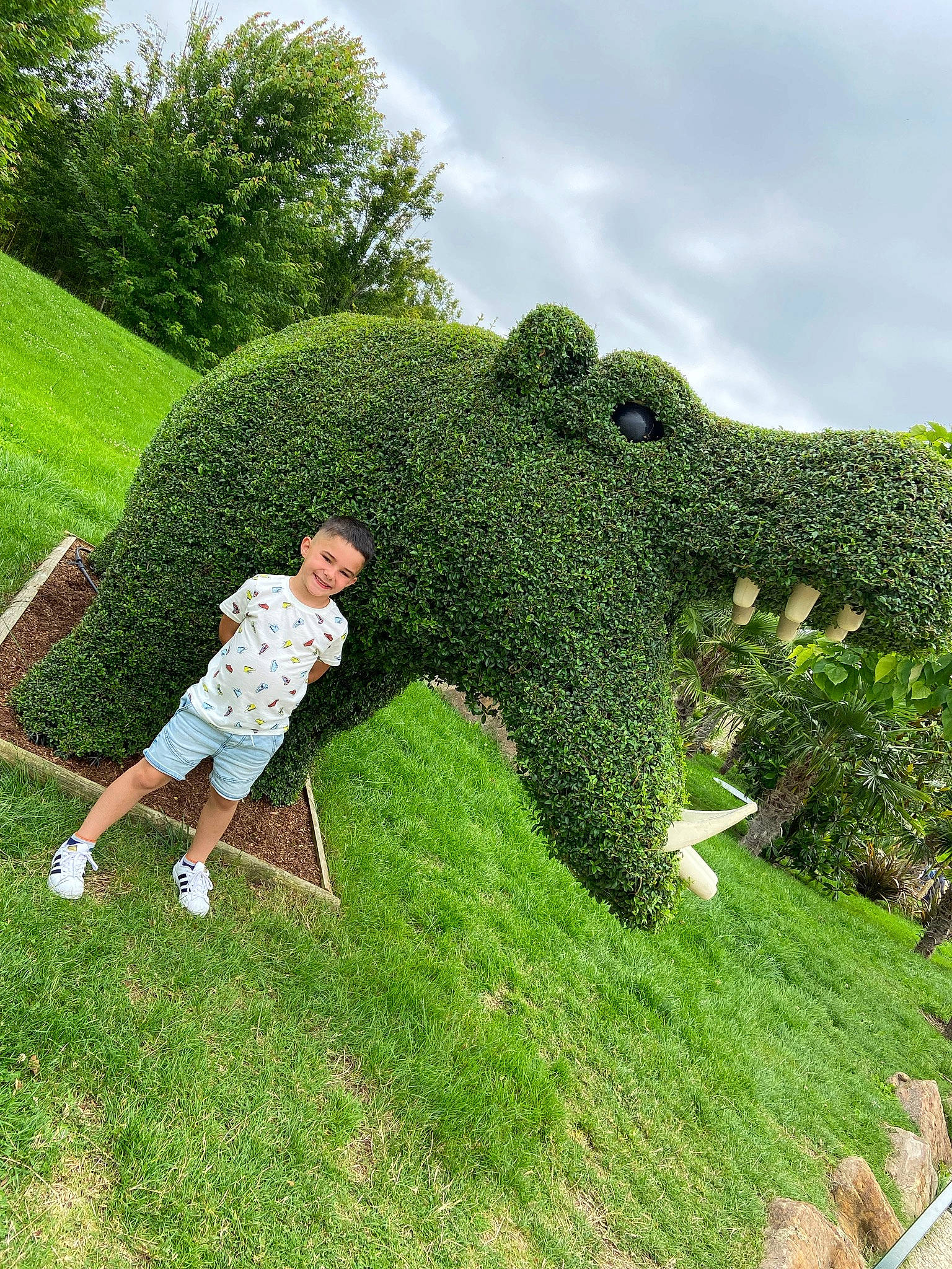 Liséo participe au concours pour gagner de l'argent avec cette photo : art, cloud, environmental_art, grass, grassland, groundcover, happy, hedge, joy, landscape, landscaping, lawn, leisure, meadow, pasture, people_in_nature, person, plant, recreation, shrub